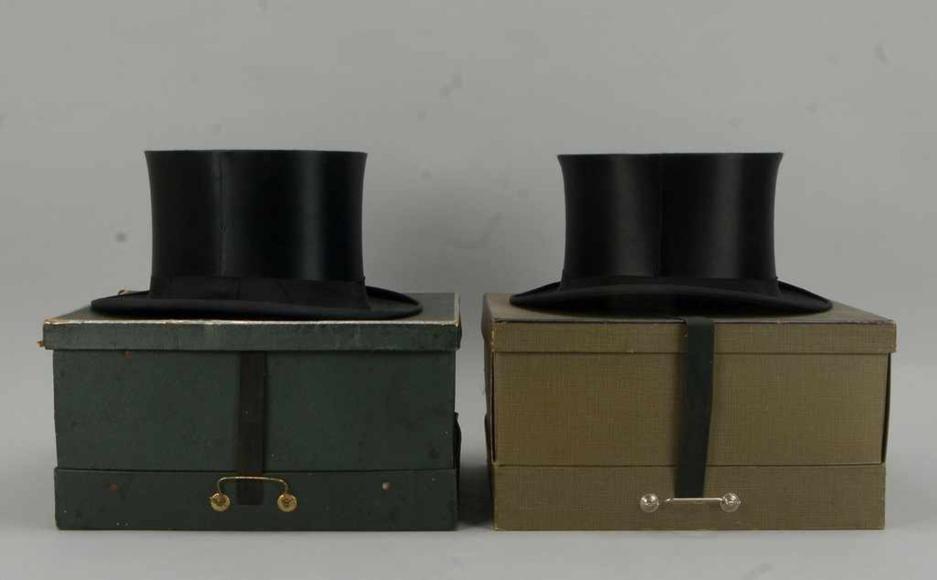 2 alte Herrenhüte: 1 Chapeau Claque, und 1 Zylinder, jeweils in gutem Erhaltungszustand; im original