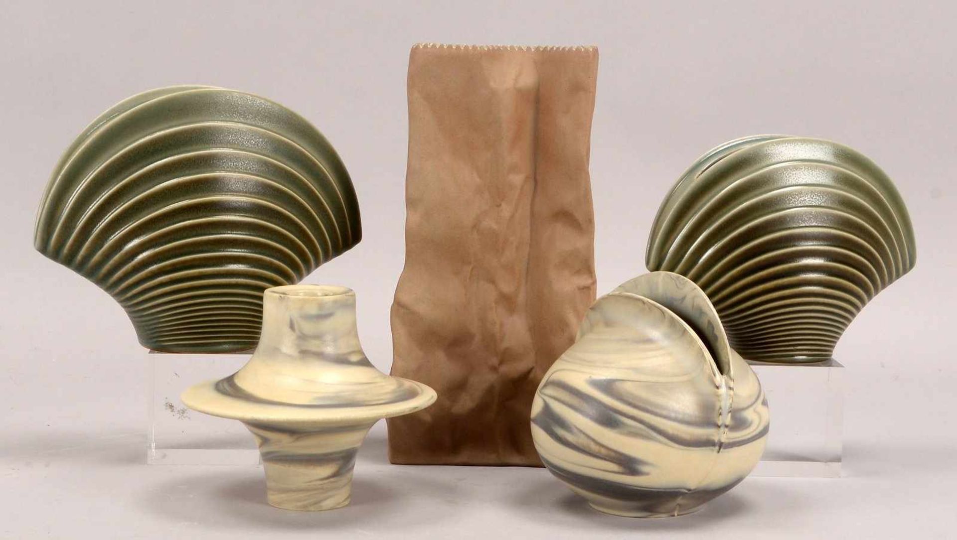 Rosenthal, Konvolut Künstler-Vasen, Porzellan, verschiedene Ausführungen, 5 Stück; Höhe 10,7 cm -