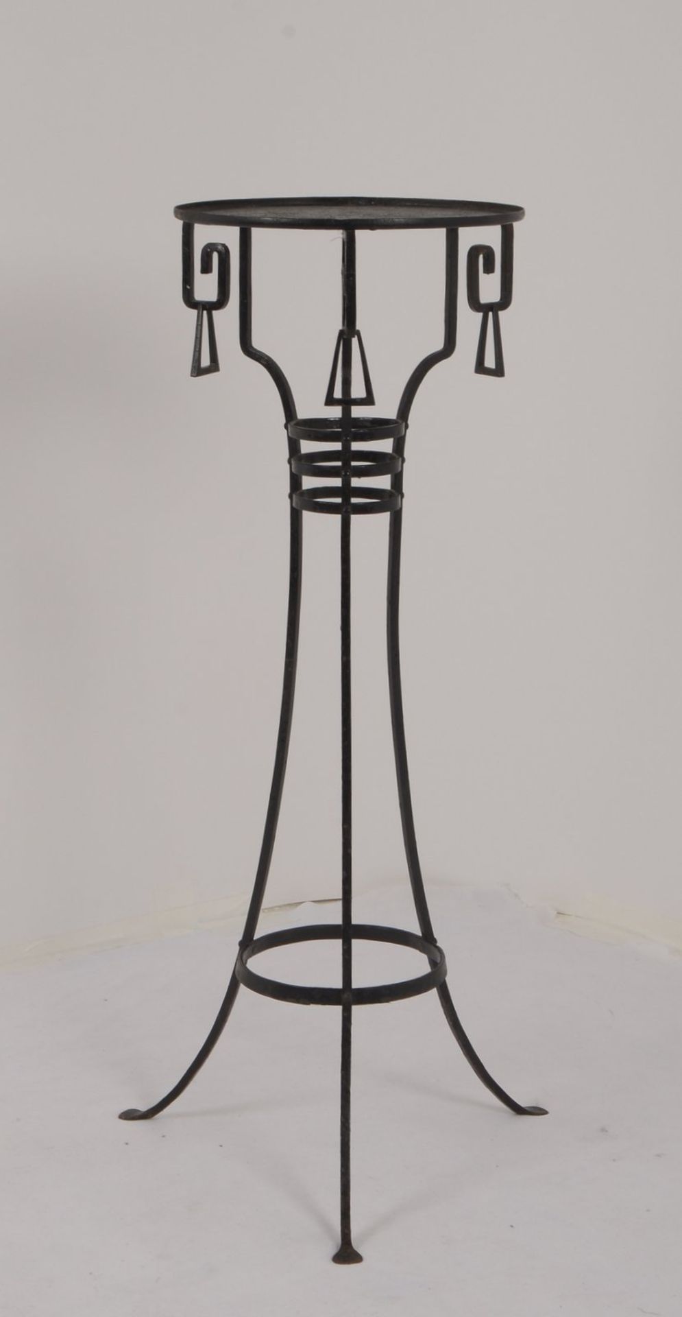 Blumentisch/Ständer (Art déco), Eisen geschwärzt, mit runder Abstellfläche; Höhe 80 cm, - Bild 2 aus 2
