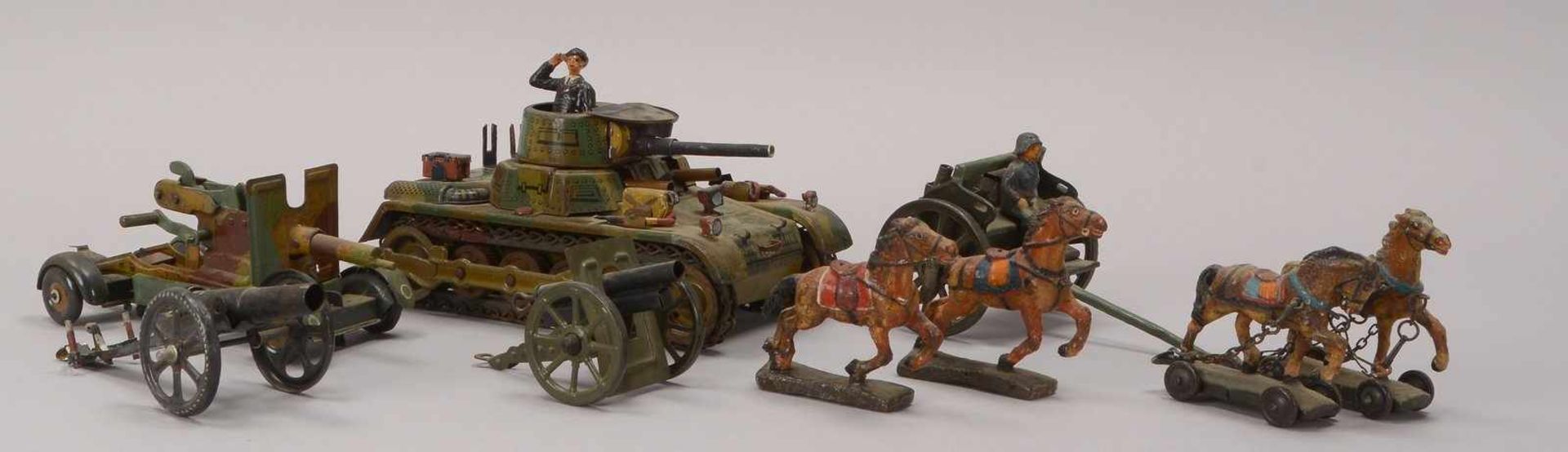 Blechspielzeug-Konvolut, verschiedene Ausführungen, 8 Stück: 1 'Panzer Gama Tank, No. 60', 3x ' - Bild 2 aus 2