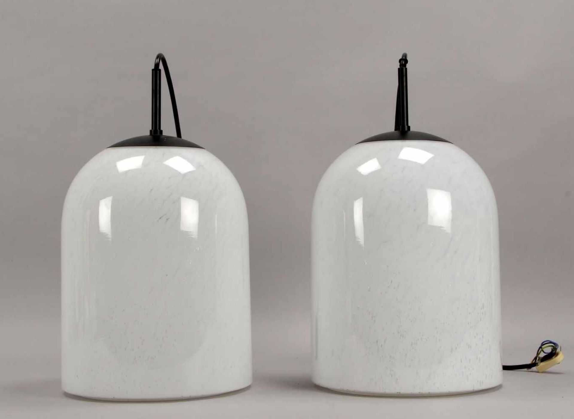 2 Designer-Deckenlampen, Muranoglas, weiß-opaques Glas/leicht marmoriert, Entwurf: Vitoni/Italien;