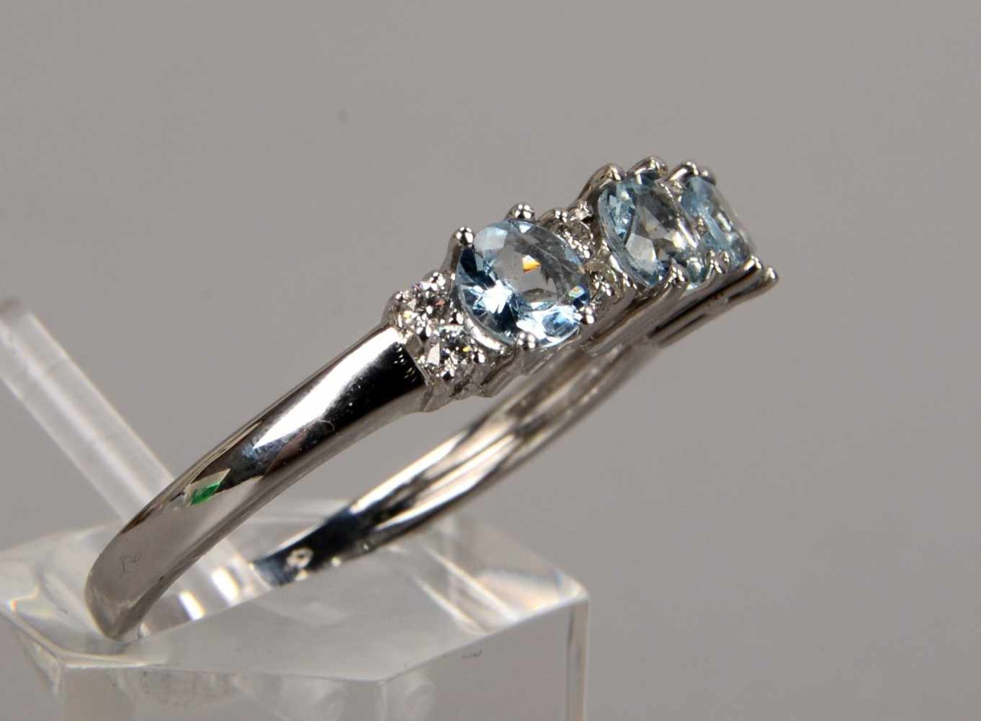 Ring, 750 WG, mit 3-fachem Aquamarinbesatz/zusammen ca. 0,70 ct, Steine im Brillantschliff, und 8x
