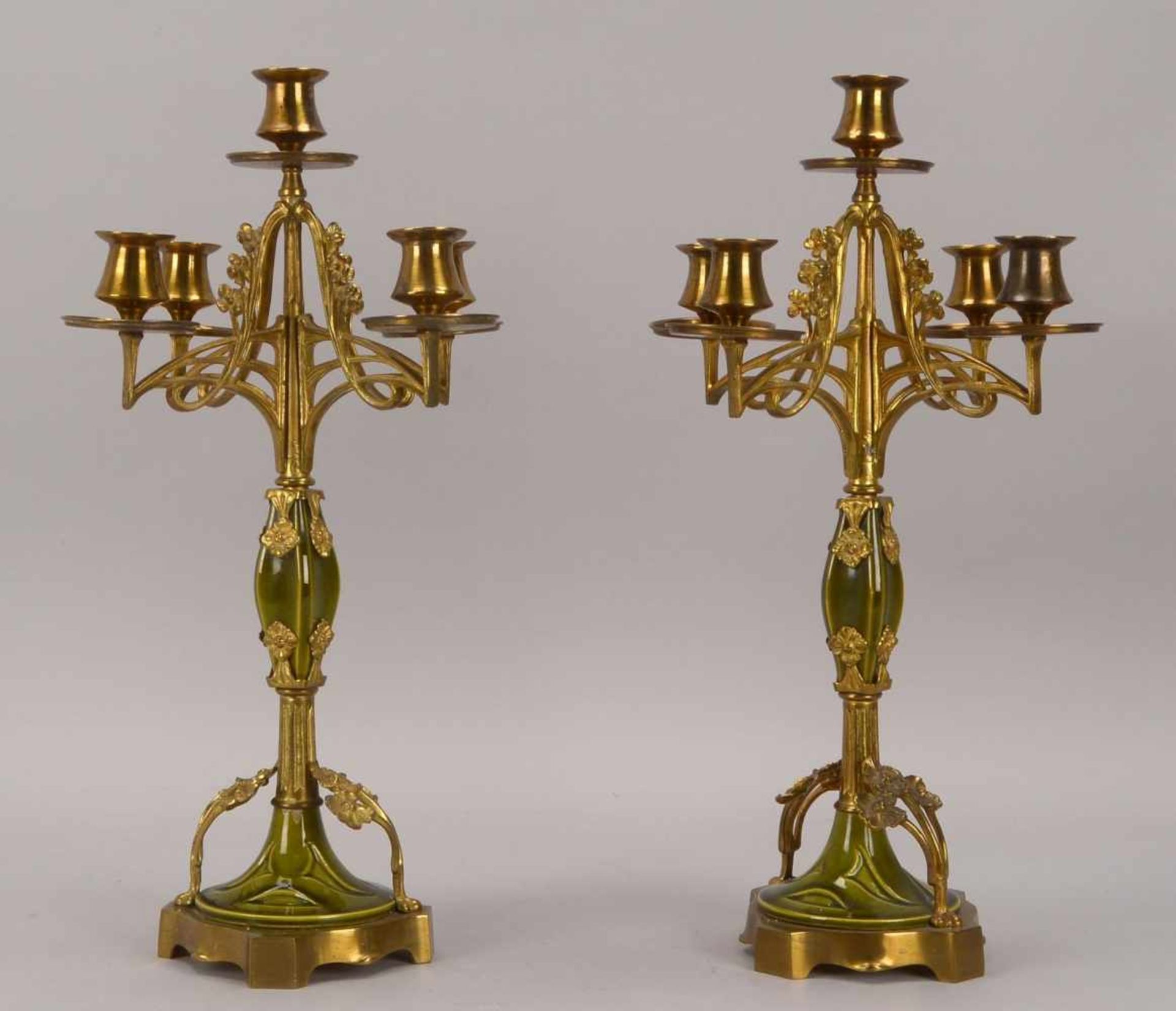Paar Kerzenleuchter (im Jugendstil), Bronze, jeweils 5-flammig, Bronze mit dunkelgrüner Keramik-