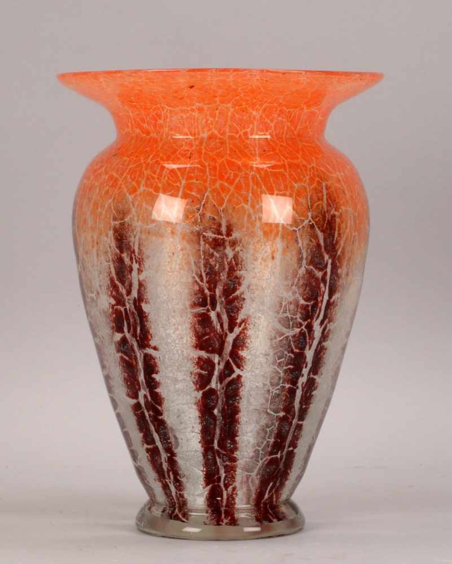 WMF-Ikora, Vase, farbloses Glas mit orangefarben-bordeauxrotem Unterfang, mit Craquelé; Höhe 25,5