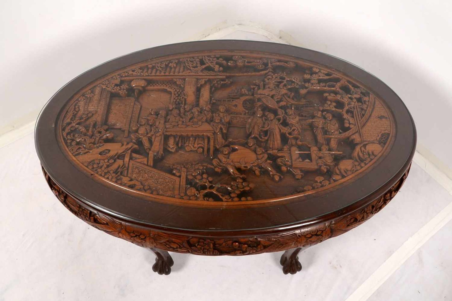 Tisch mit 6x Hockern, China: ovaler Tisch aus Holz/Glas, Platte mit vollplastisch geschnitztem - Bild 4 aus 4