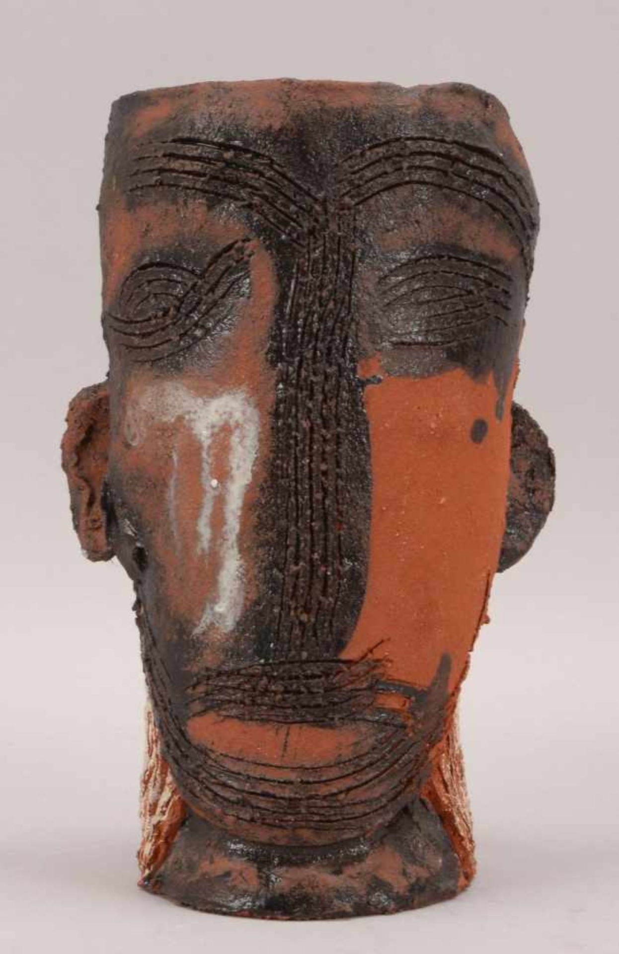 Künstlerkeramik-Tischvase (gestaltet in der Art einer afrikanischen Maske), terrakottafarbener