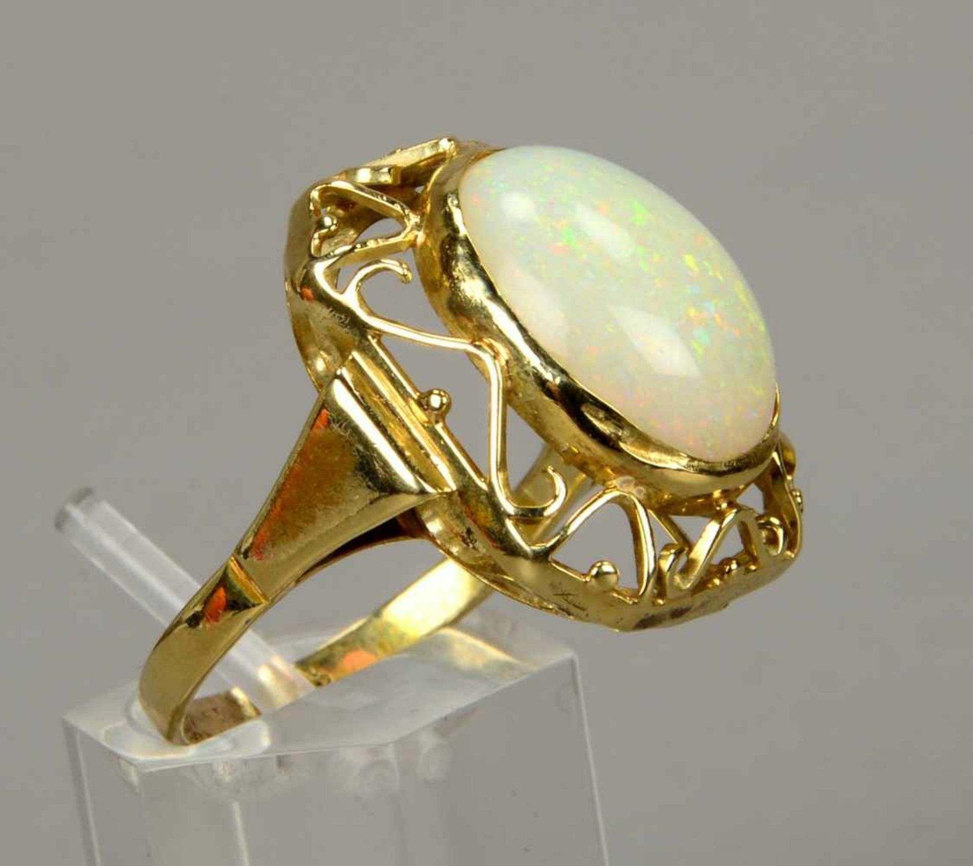Ring (Goldschmiedearbeit), 585 GG, besetzt mit einzelnem Opal von ca. 4,30 ct, Stein im Cabochon-