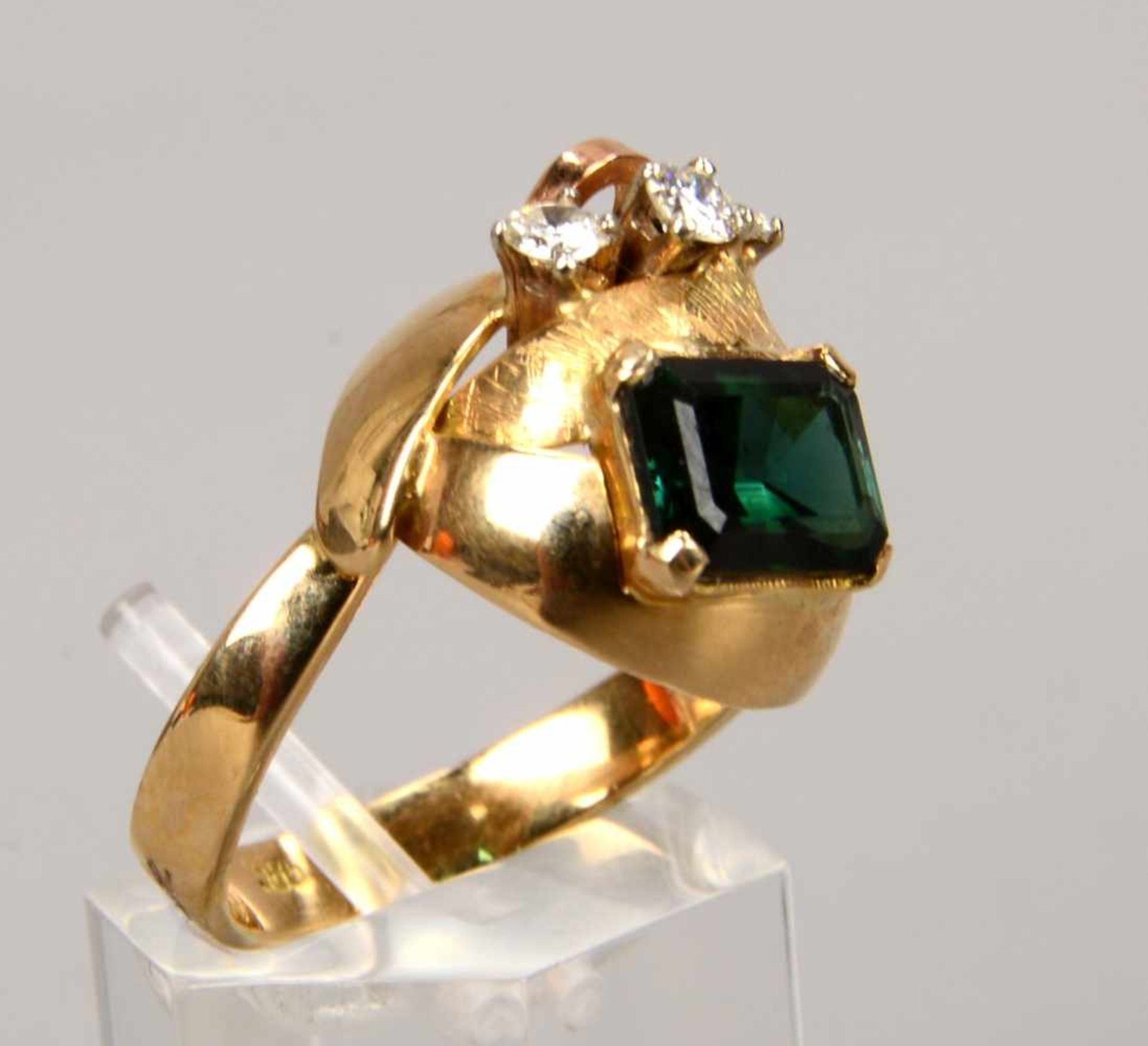 Ring, 7585 GG, besetzt mit einzelnem Turmalin von ca. 1,49 ct, Stein im Smaragdschliff, und 3-fachem