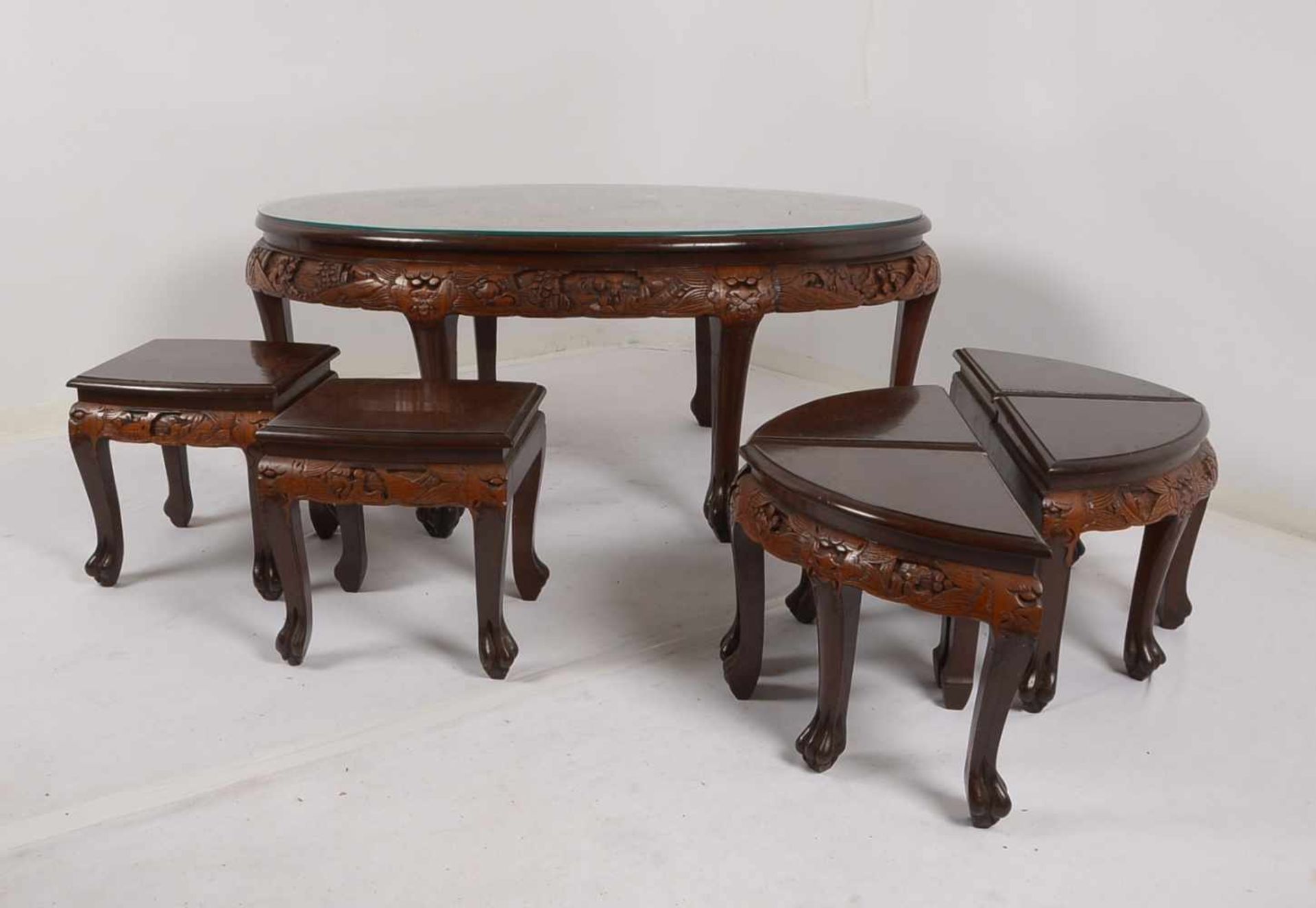 Tisch mit 6x Hockern, China: ovaler Tisch aus Holz/Glas, Platte mit vollplastisch geschnitztem - Bild 2 aus 4