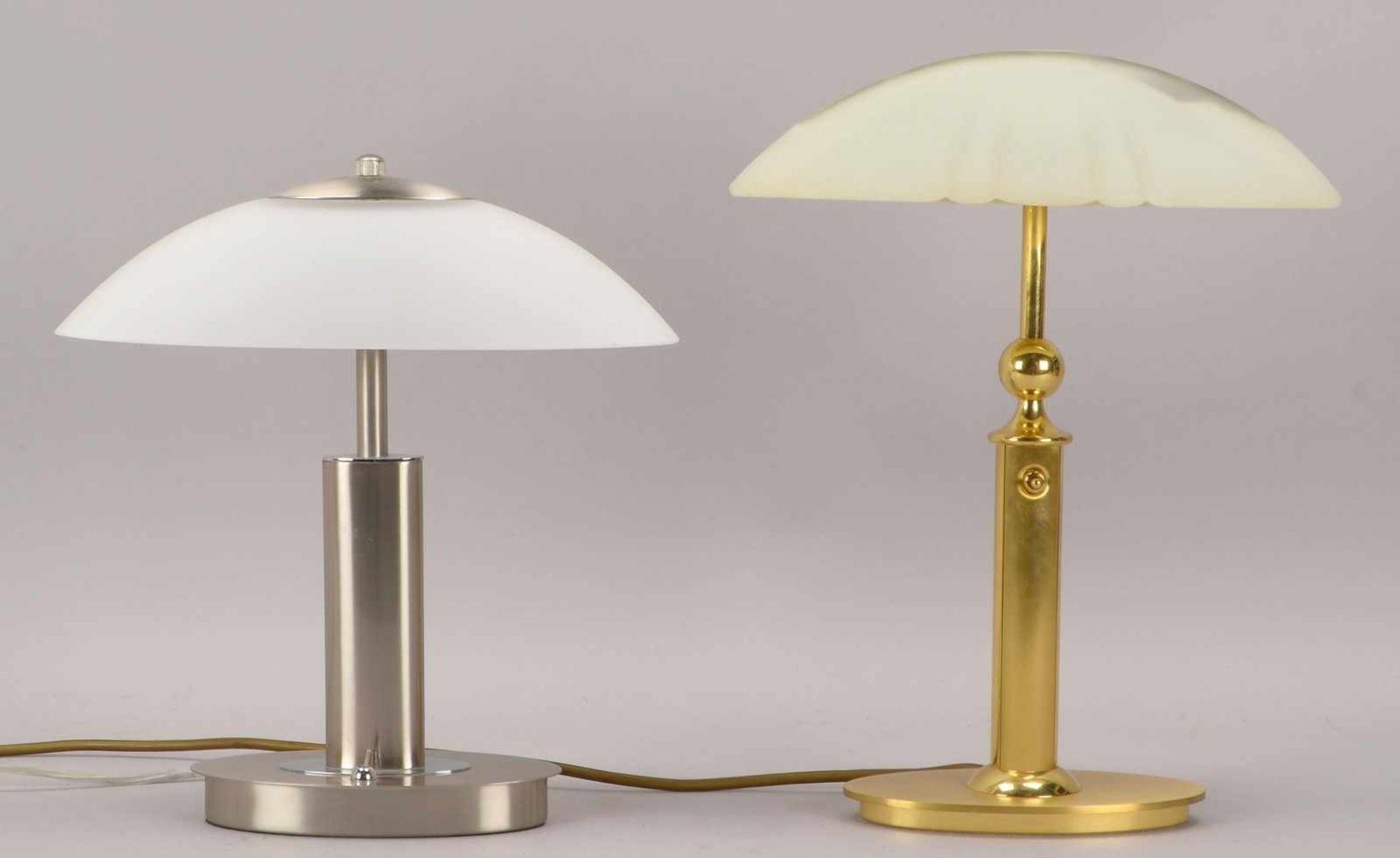 Paar Tischlampen, auf goldfarbenem/chromfarbenem Stand, mit längsovalen mattierten Glasschirmen,