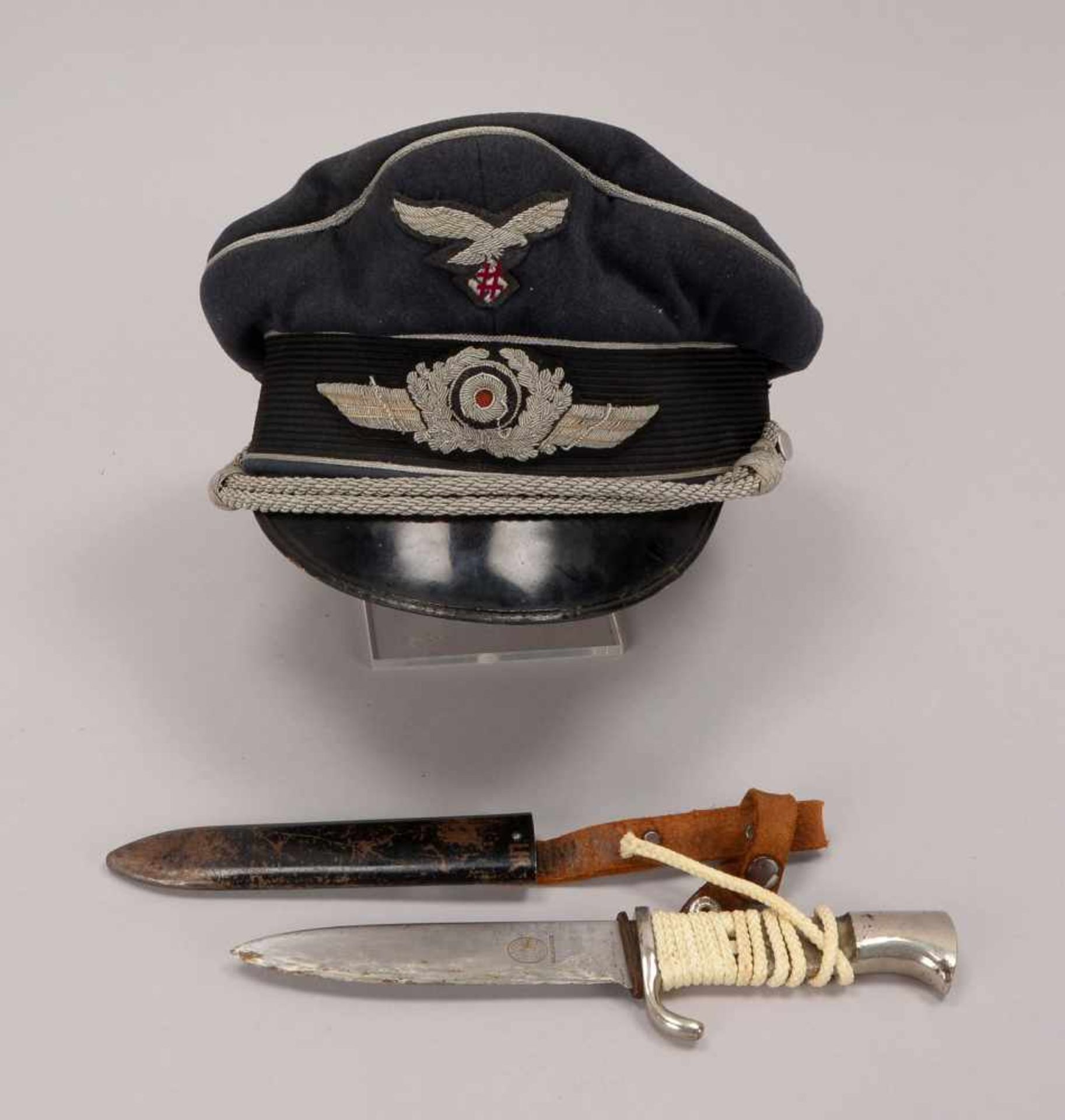 Kleines Konvolut 'III. Reich': 1 Schirmmütze für Offiziere der 'Luftwaffe', mit 'Adler'/'Schwinge'