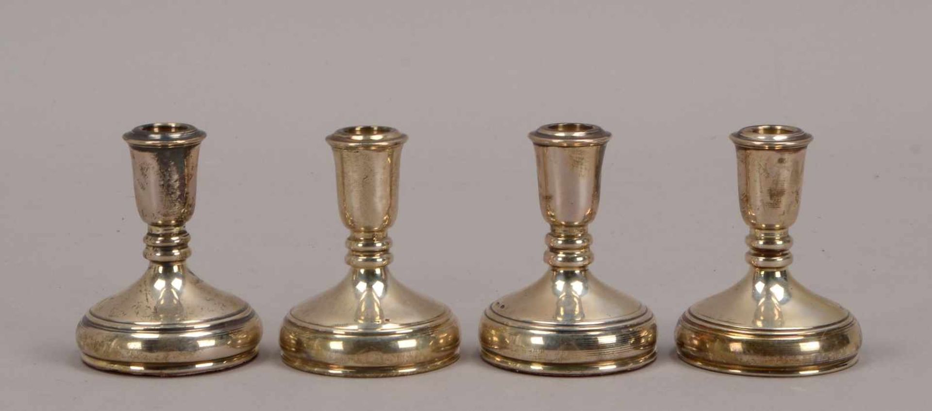 Satz kleiner Kerzenleuchter, 925 Silber (gefüllt), 4 Stück; Höhe jeweils 7 cm