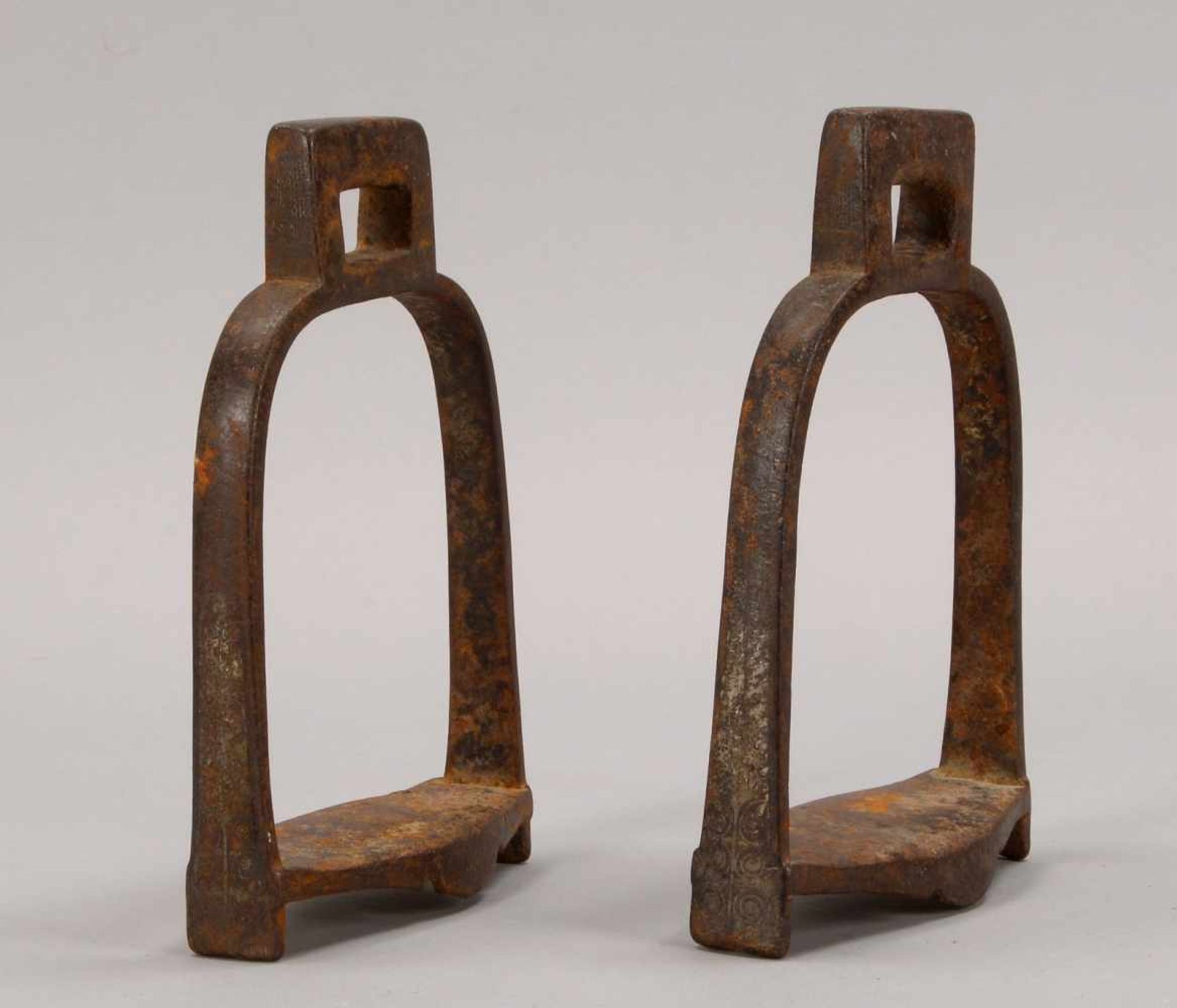 Paar Steigbügel (China), Eisen, seitlich mit ornamentalem Restdekor/versilbert; Höhe 20,5 cm