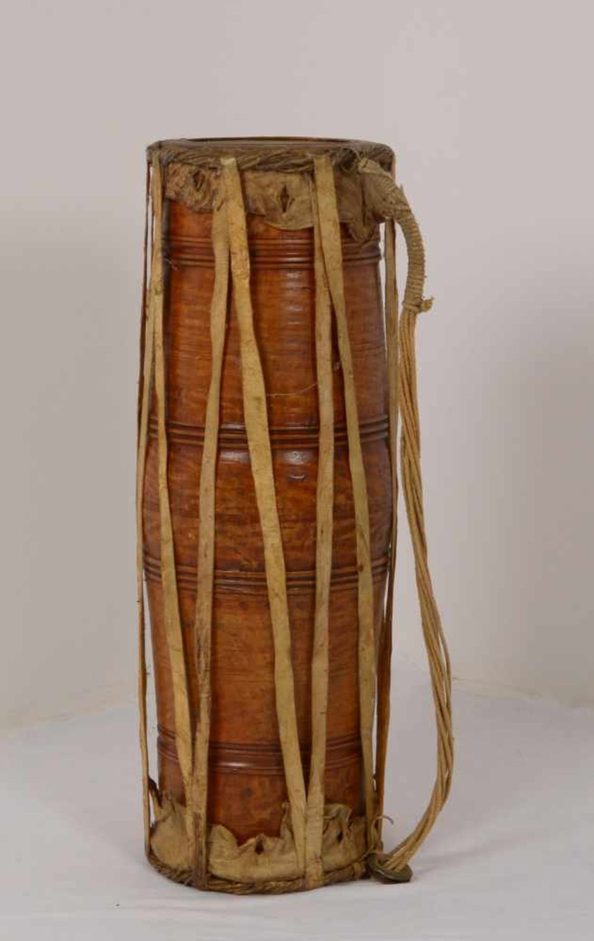 Afrikanische Trommel, handgeschnitzter Holz-Korpus, beidseitig bespannt; Länge 69 cm, Durchmesser - Bild 2 aus 2
