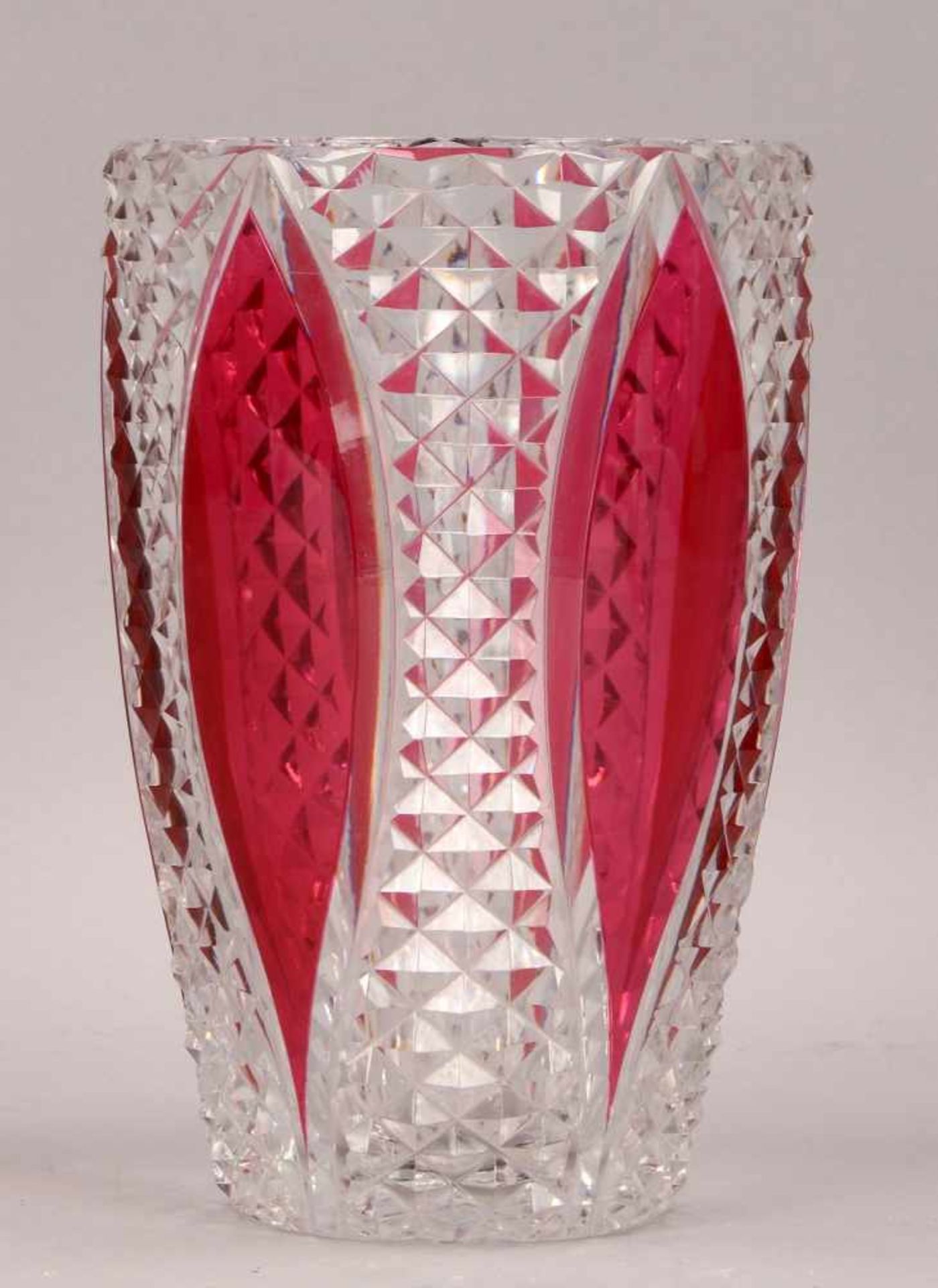 Val St. Lambert, Kristallvase, Klarglas mit rubinrotem Überfang, signiert; Höhe 23 cm