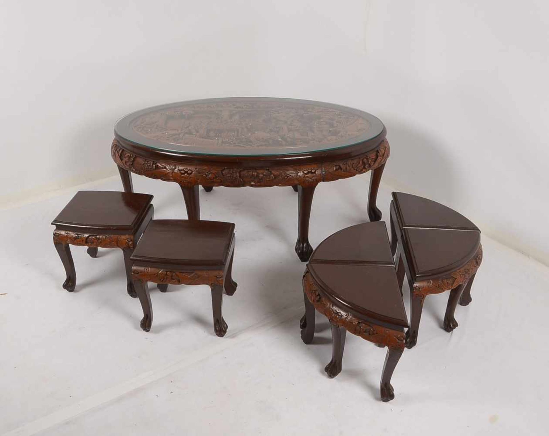 Tisch mit 6x Hockern, China: ovaler Tisch aus Holz/Glas, Platte mit vollplastisch geschnitztem