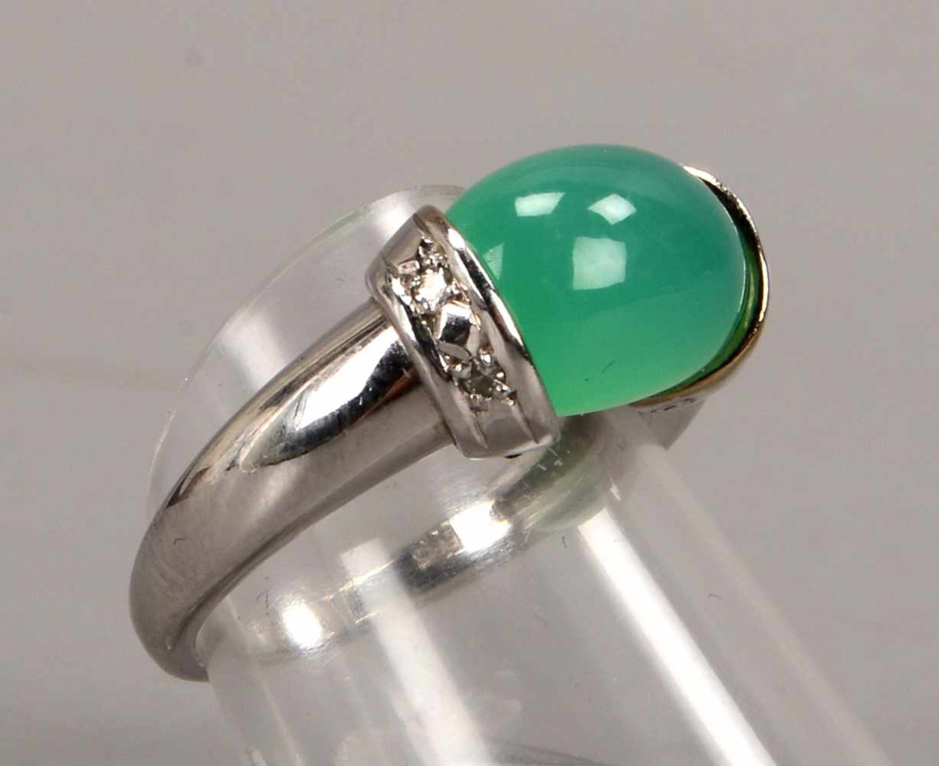 Ring, 585 WG, mit einzelnem Jade-Cabochon und 4x kleinen Diamanten; RG 55/56, Gewicht 6,54 g