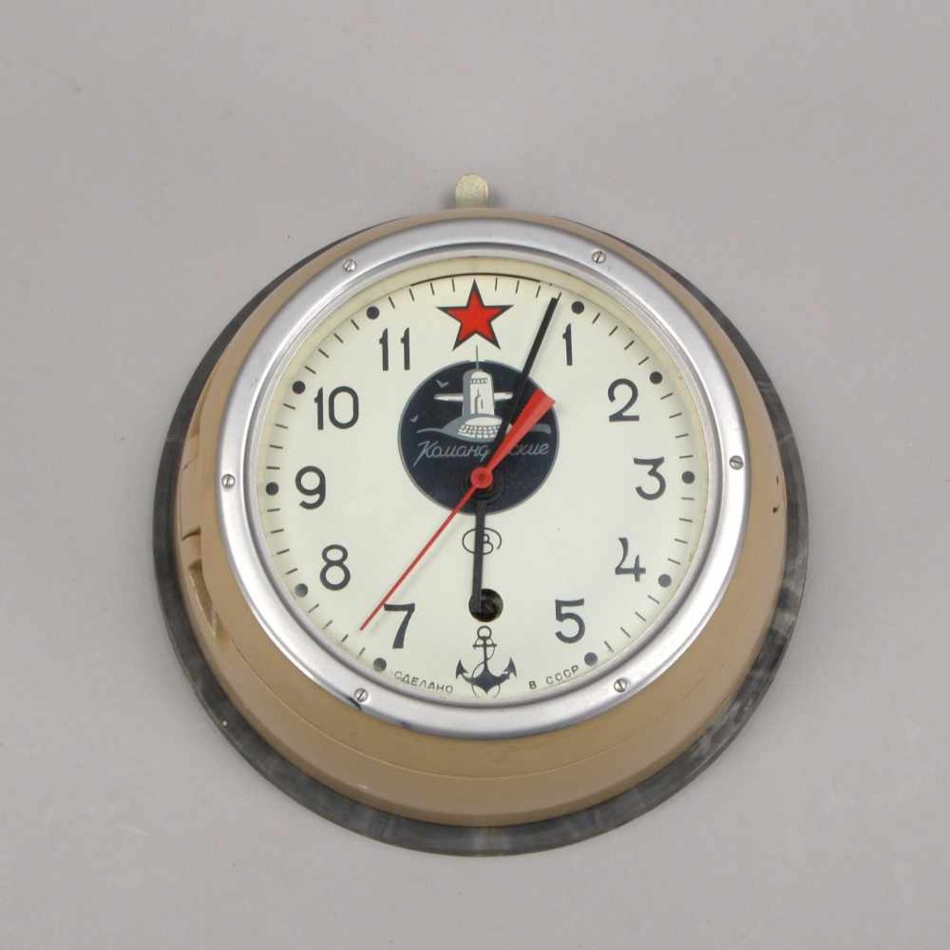 Marine-Chronometer (Russland/20. Jahrhundert), runder Metallkorpus, umlaufend verglastes