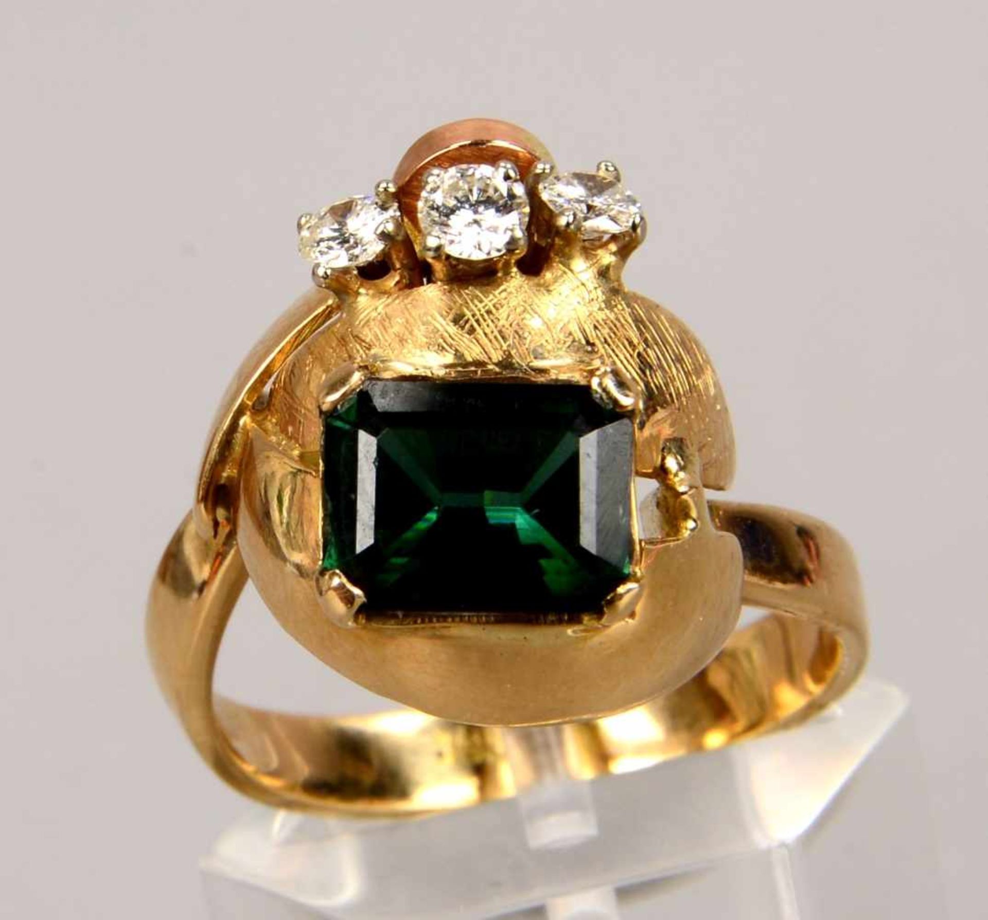 Ring, 7585 GG, besetzt mit einzelnem Turmalin von ca. 1,49 ct, Stein im Smaragdschliff, und 3-fachem - Bild 2 aus 3