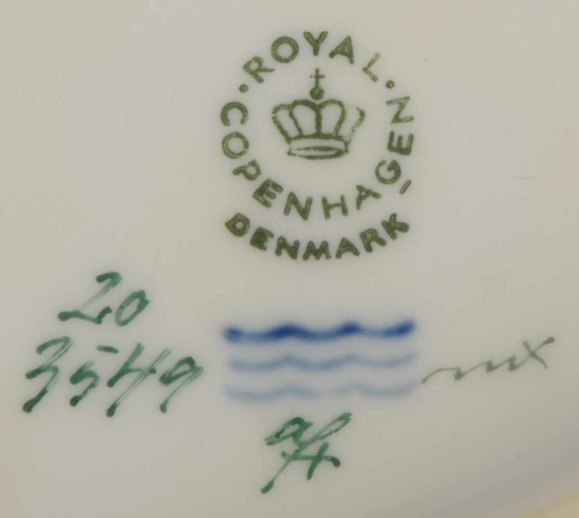 Royal Copenhagen/Dänemark, 2 Porzellanteller/flach (Stücke aus dem berühmten Servie 'Flora Danica'), - Bild 2 aus 2