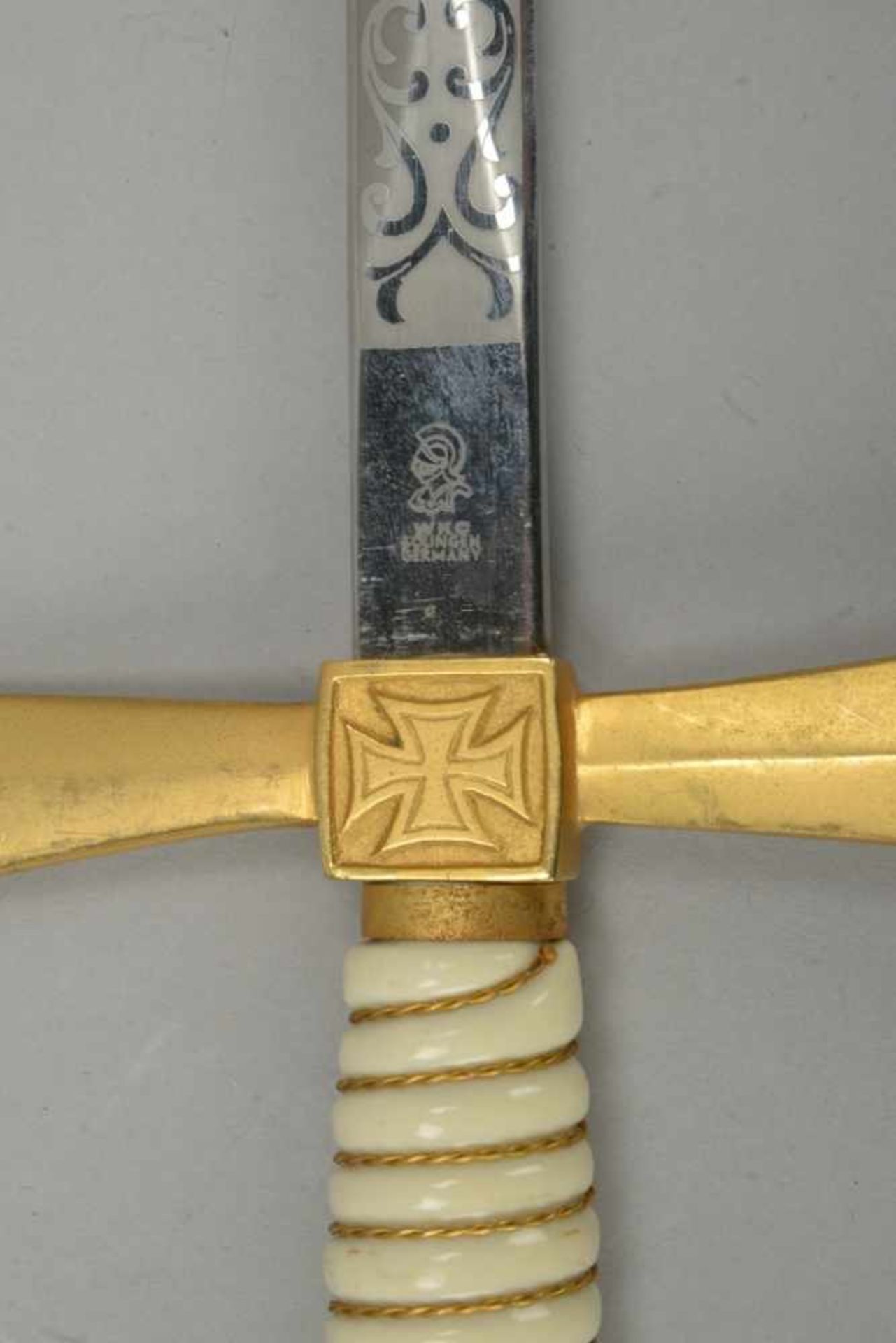 Freimauer-Degen, saubere Klinge mit Ätzdekor und Herstellerzeichen 'WKC Solingen', Griff weißer - Bild 2 aus 2