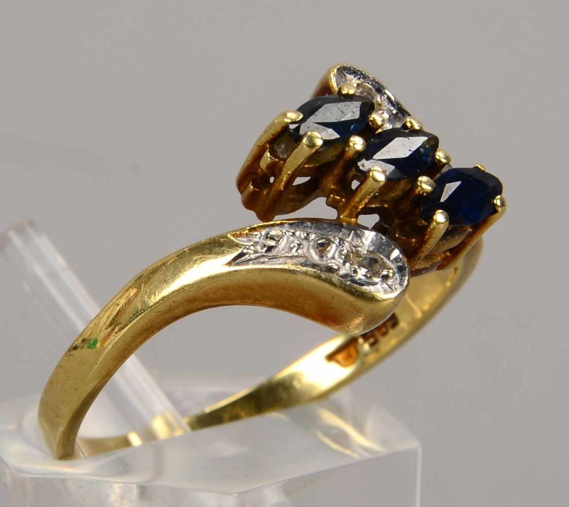 Ring, 585 GG, mit 3-fachem Saphirbesatz, Steine im Marquiseschliff, sowie mit 2x kleinen Brillanten;