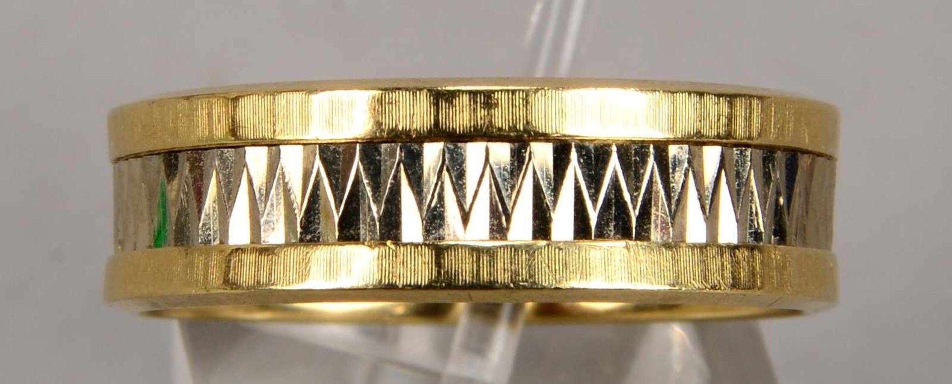 Bandring, 585 GG, Innenband mit Punzierung; RG 65/66, Gewicht 6,60 g - Image 2 of 2