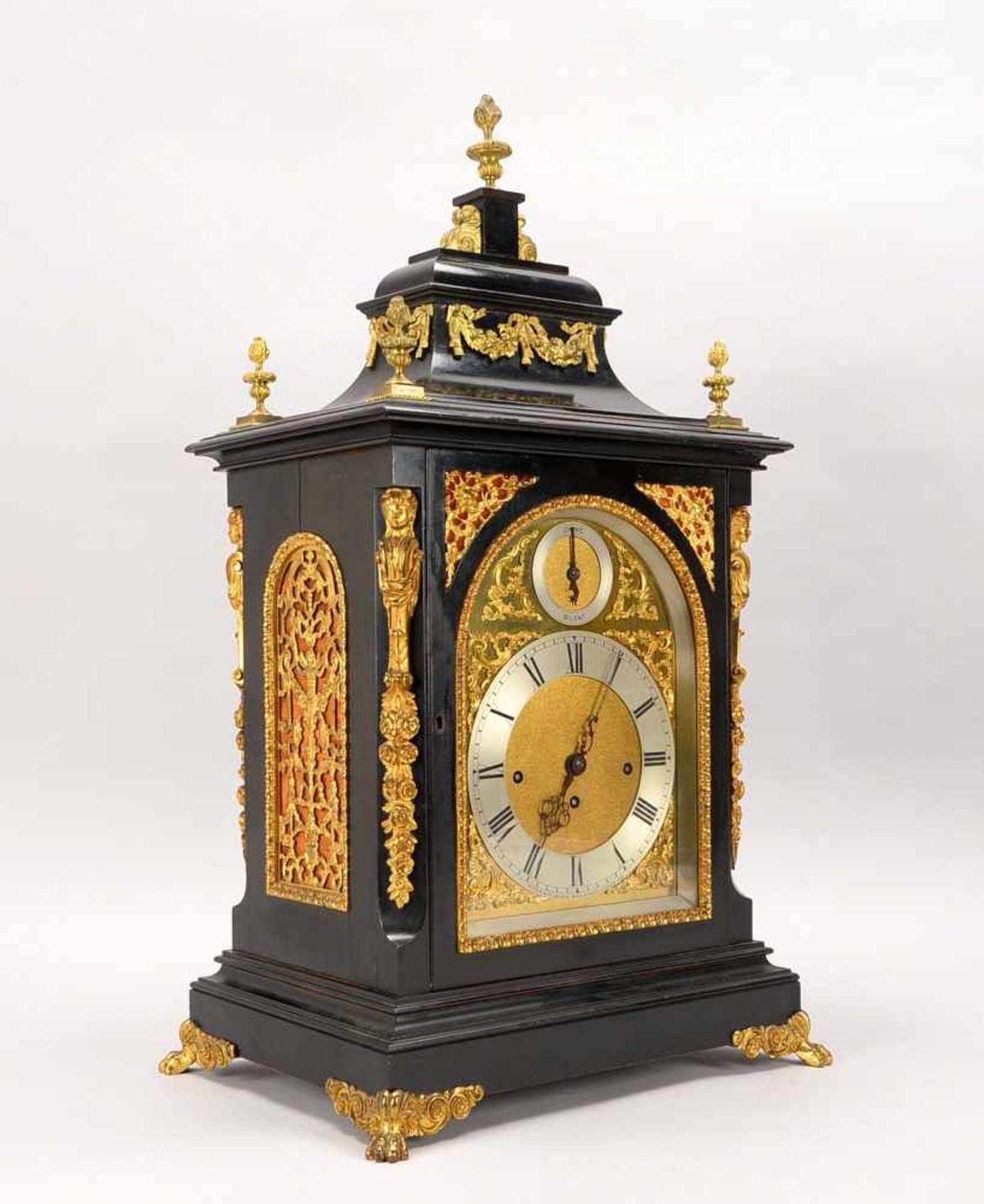 Stutzuhr, sogenannte 'Bracket Clock', Payne & Co./England, im Mahagoni-Uhrkasten/schwarz gebeizt,