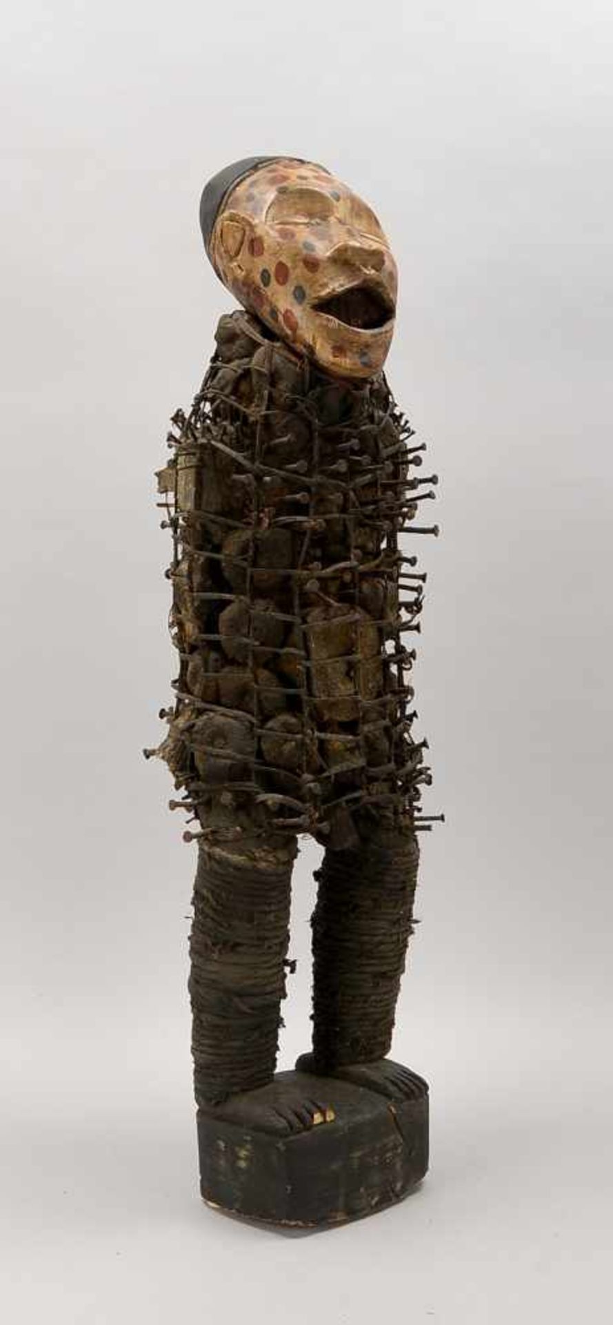 Nagelfetisch, 'Nkisi', Vili/Kongo, aus Metall/Holz und Gewebe; Maße ca. 100 cm x 34 cm