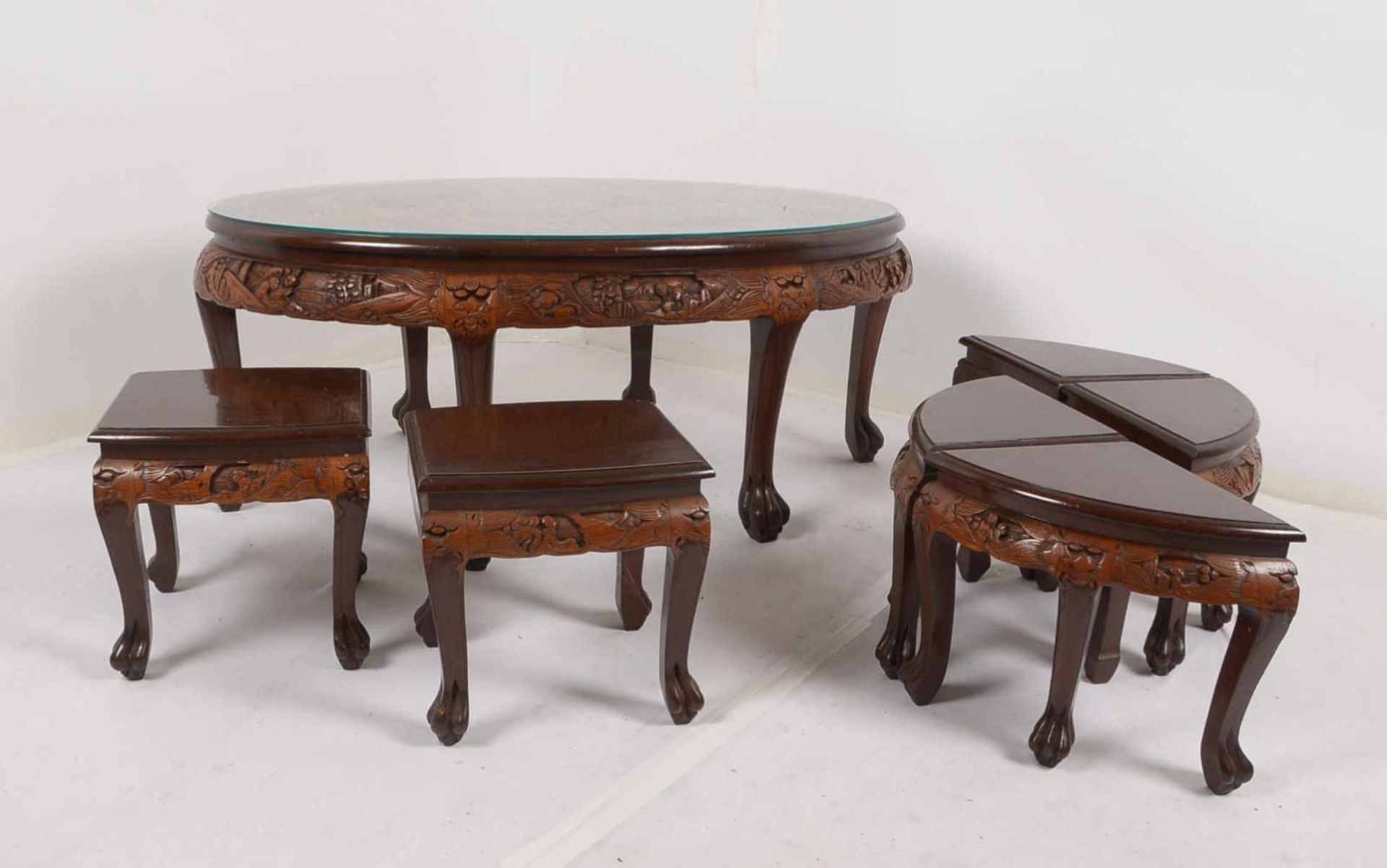 Tisch mit 6x Hockern, China: ovaler Tisch aus Holz/Glas, Platte mit vollplastisch geschnitztem - Bild 3 aus 4