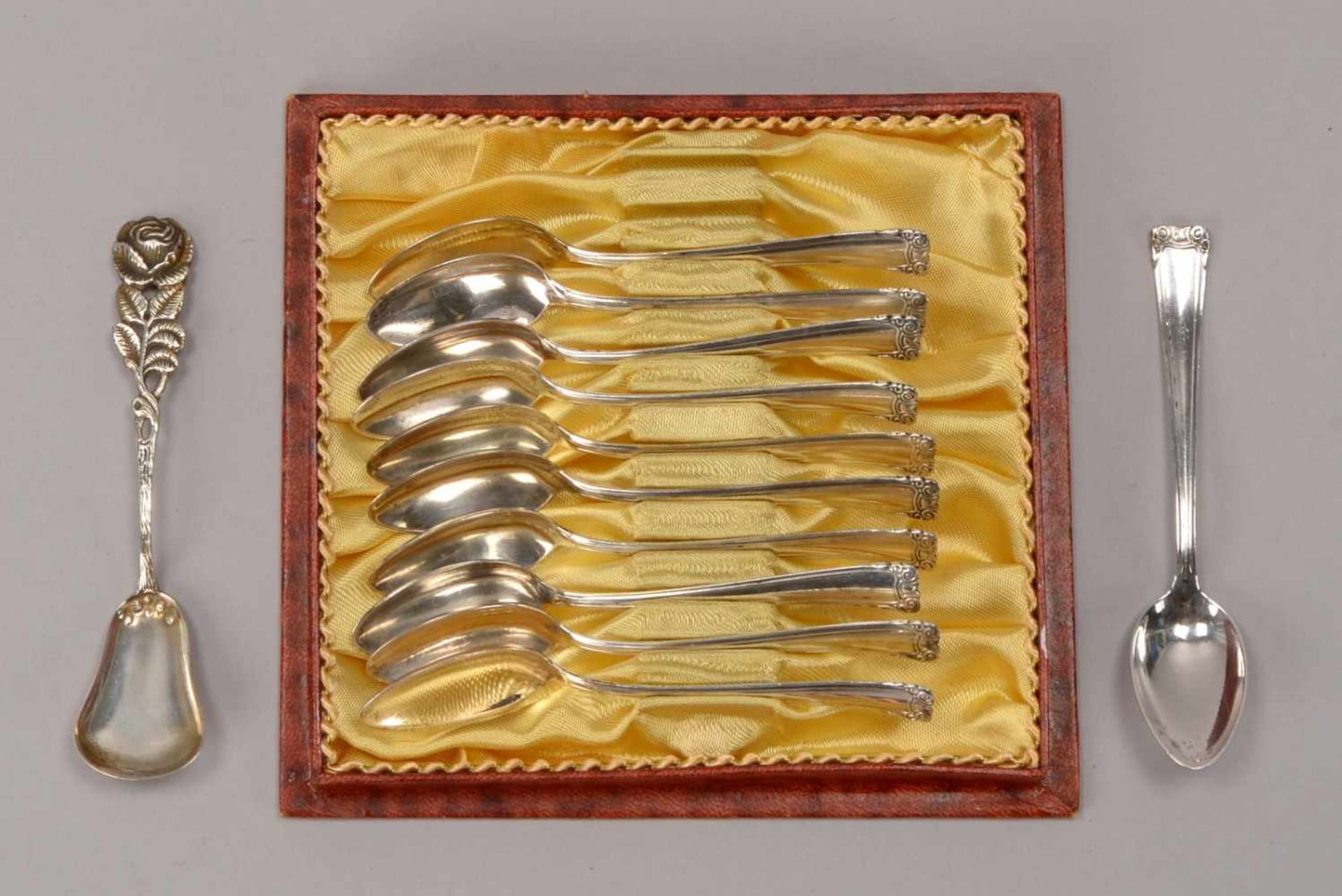 Silberteile-Konvolut, 800 Silber: Satz Mokkalöffel, 10(+1) Stück, sowie 1 Zuckerschütte;
