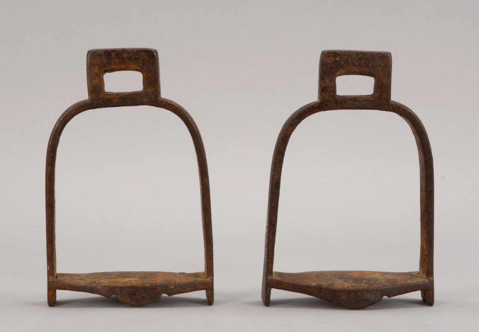 Paar Steigbügel (China), Eisen, seitlich mit ornamentalem Restdekor/versilbert; Höhe 20,5 cm - Bild 2 aus 2
