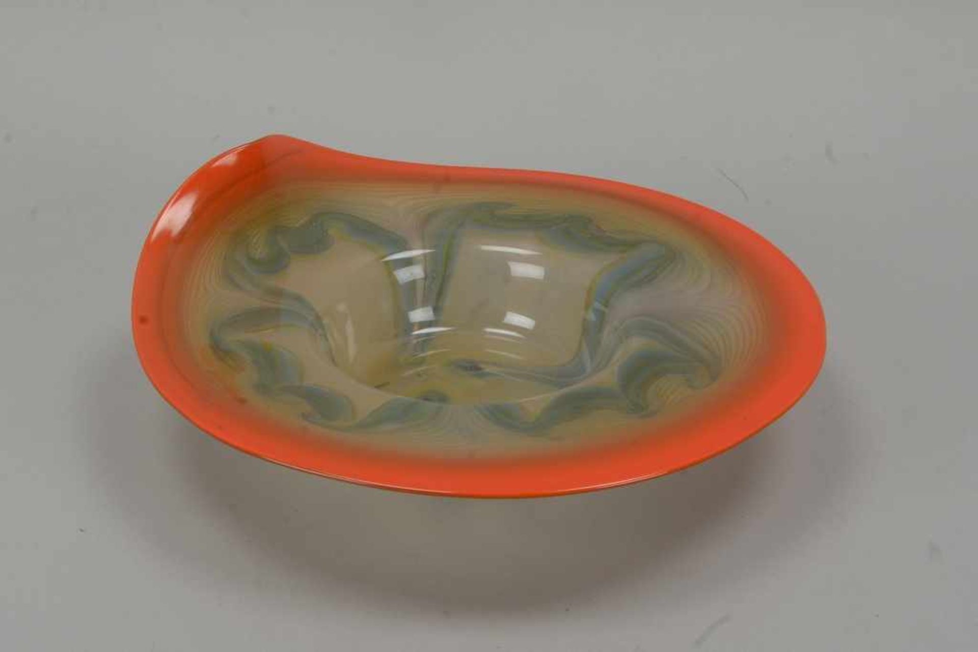 Glasschale (Studioglas), Rand teilweise nach oben gebogen, Glas mit Fadeneinschmelzungen, im - Bild 2 aus 2