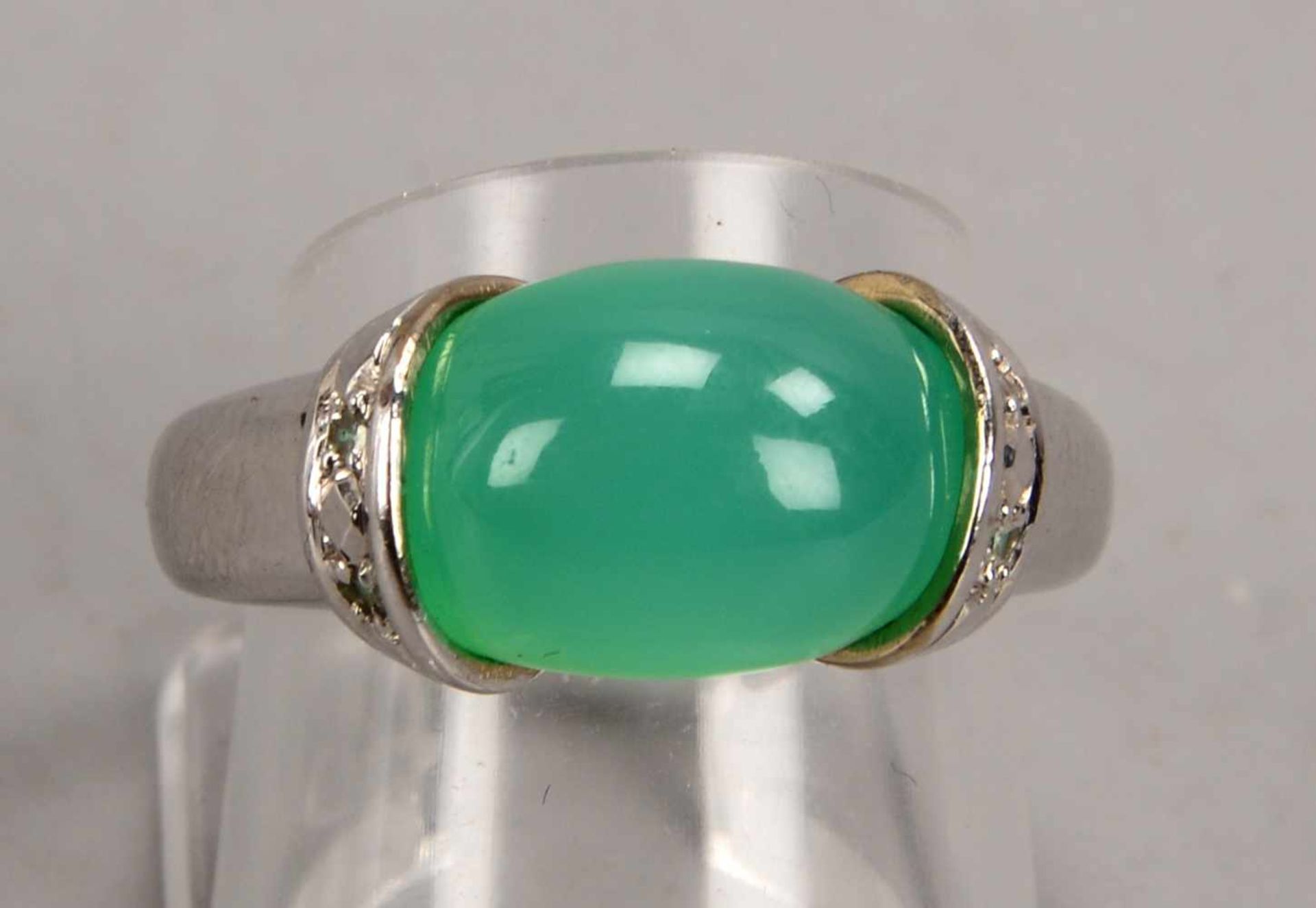 Ring, 585 WG, mit einzelnem Jade-Cabochon und 4x kleinen Diamanten; RG 55/56, Gewicht 6,54 g - Bild 2 aus 2