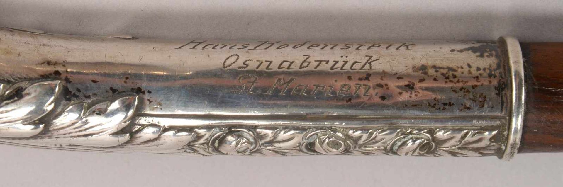 Gehstock, mit gebogenem Griff, Griff 800 Silber, floral reliefiert und graviert; Länge 80,2 cm - Bild 2 aus 3
