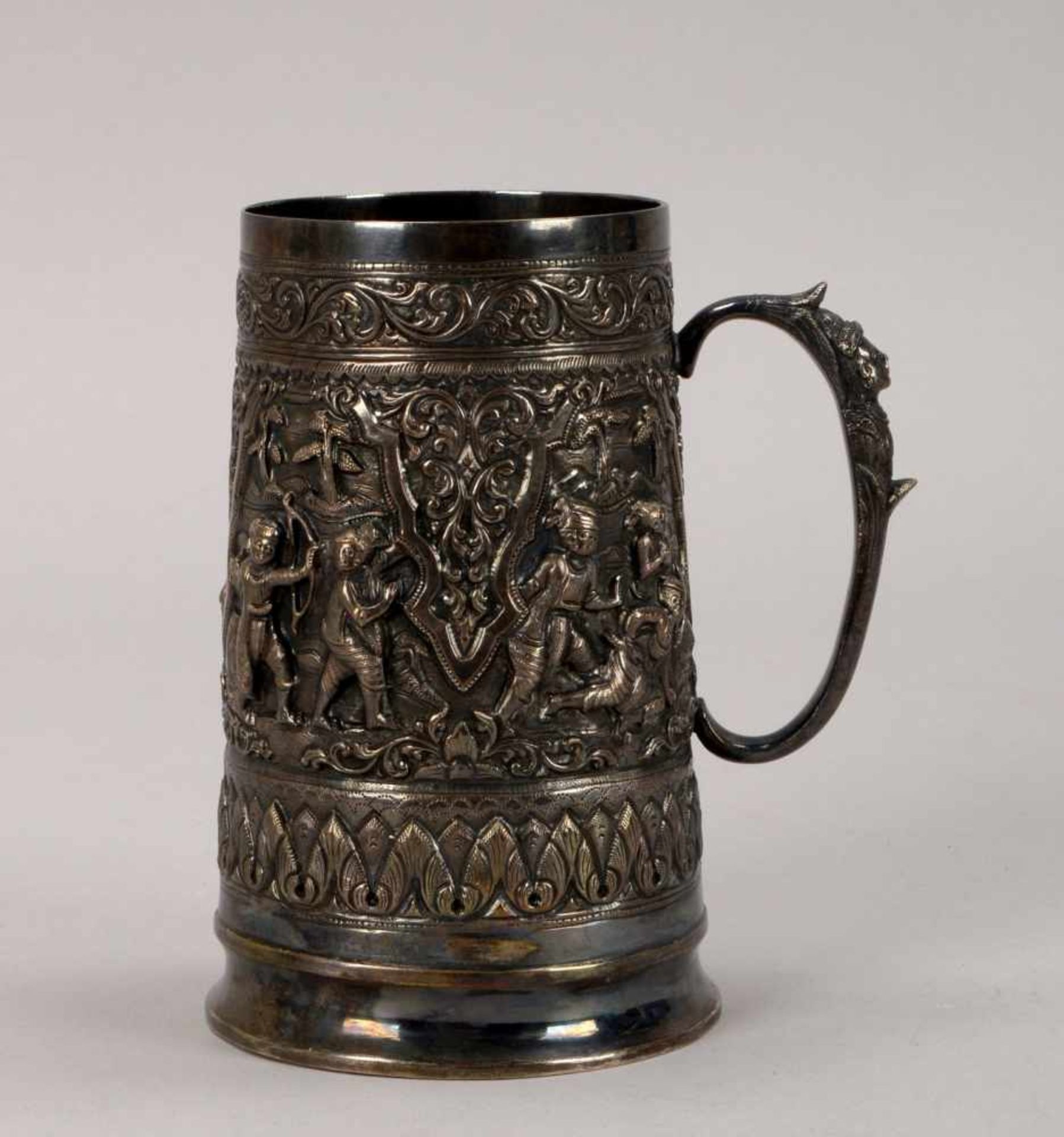 Krug (Burma), Sterling-Silber, handgetriebenes Reliefdekor ('Landestypische Szenen'); Höhe 15 cm,