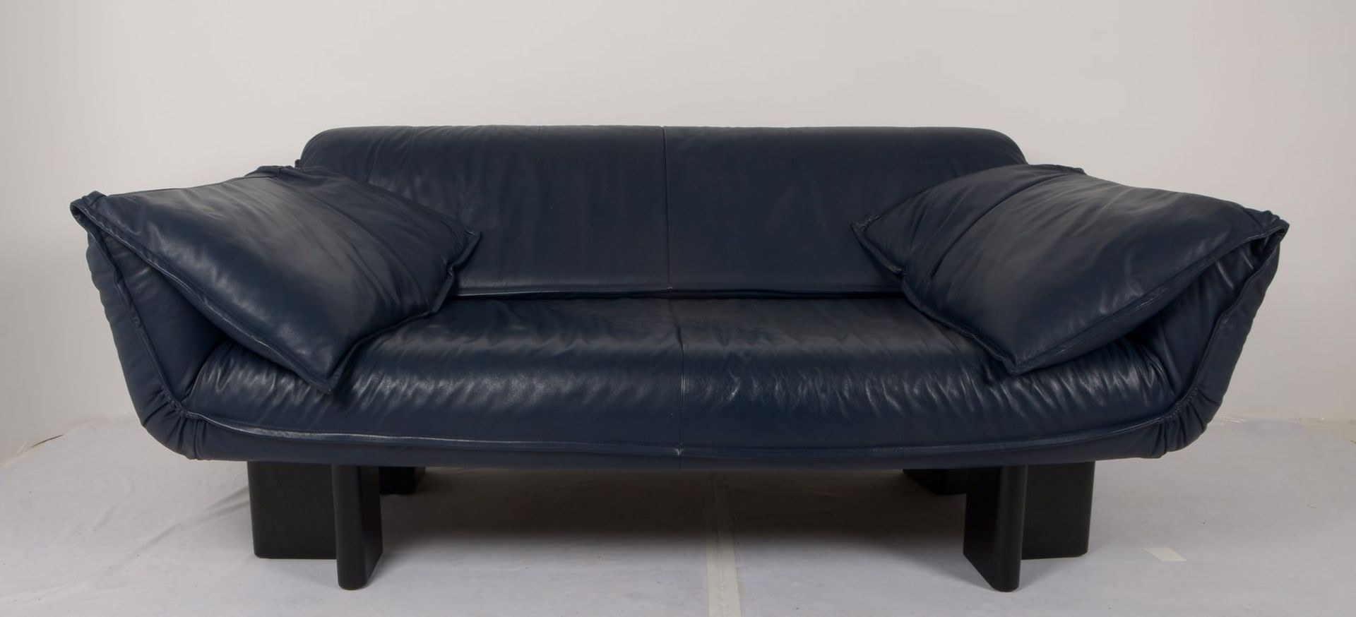 Birdie, Designer-Sofa/Zweisitzer, nachtblaues Echtleder, Sitz mit Federung, Rückenlehne hochklappbar