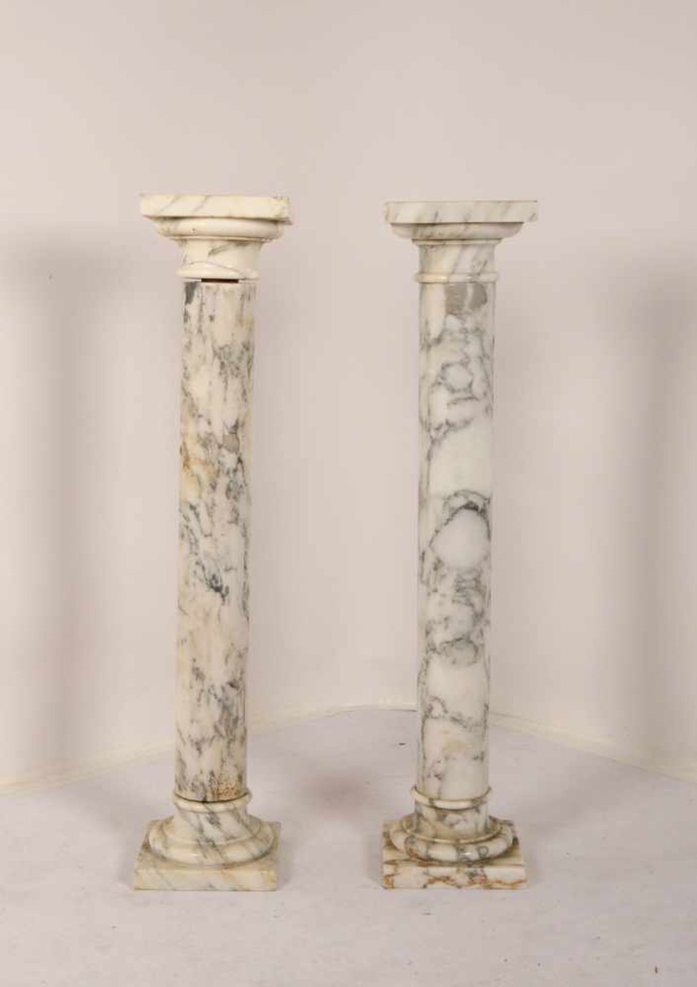 Paar Marmorsäulen: 1x als Ganzstück, und 1x 3-teilig; Höhe 100,5 cm, Maße Abakusfläche 21 x 21