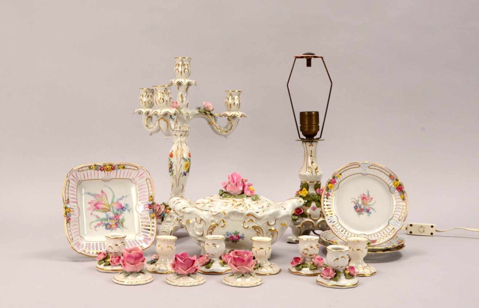 Tischdekoration, Porzellan, verschiedene Teile und Funktionen, umfassend: 1 Leuchter/4-flammig, 1 - Bild 2 aus 3