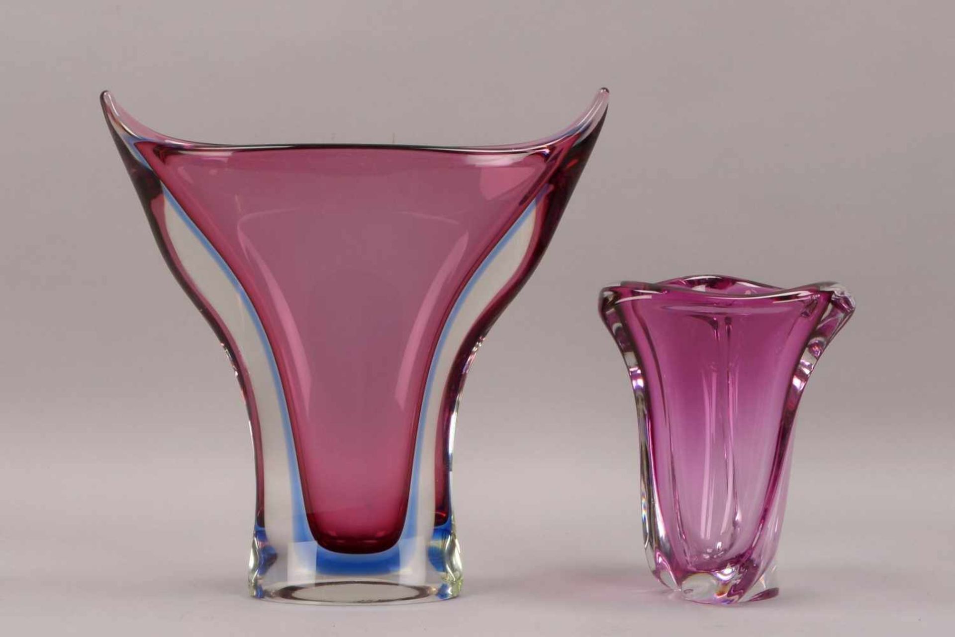 2 Vasen, dickwandiges Glas, mit violettem Überfang; 1x Höhe 19,5 cm, und 1x Höhe 31,5 cm""""