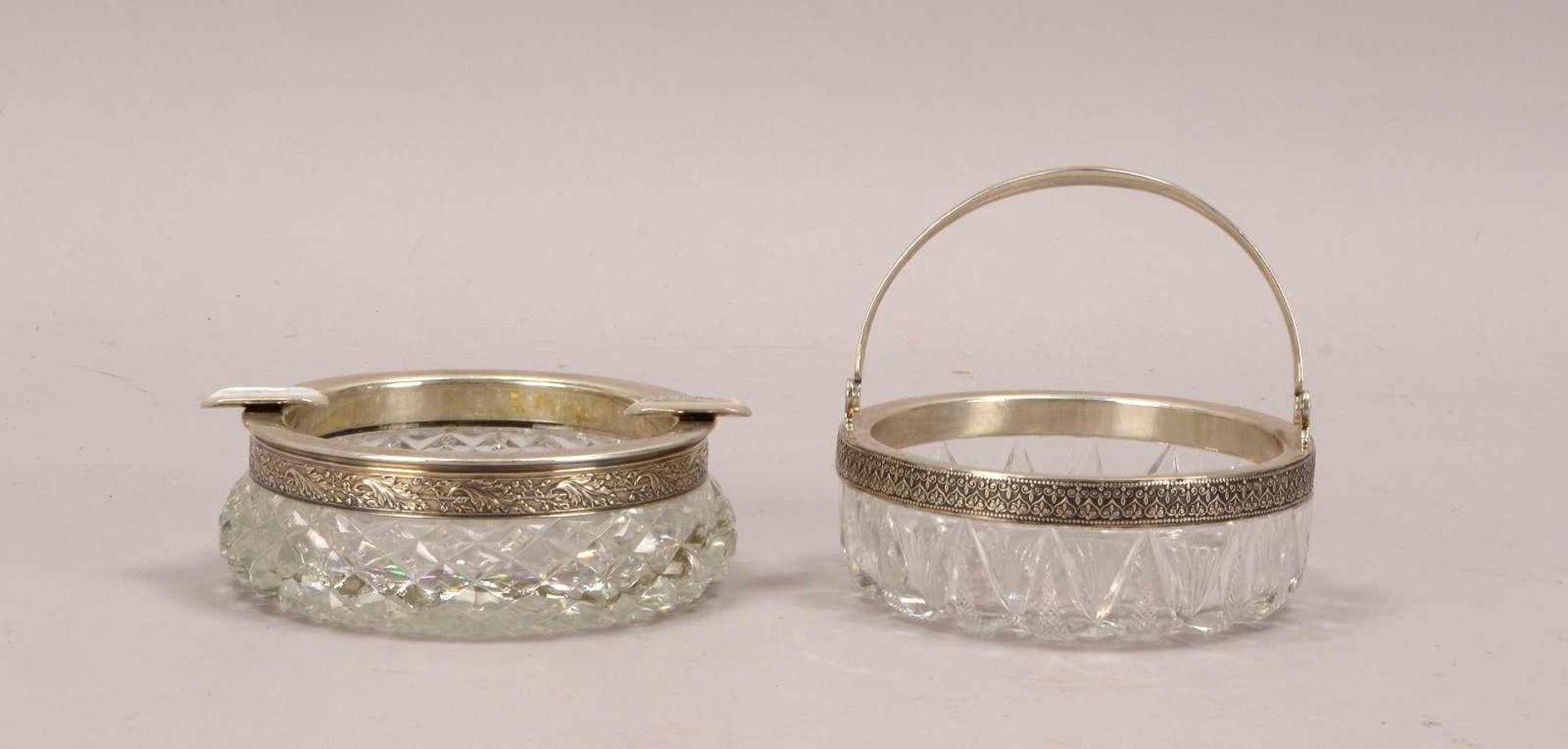 2 Glasgefäße (Russland), geschliffenes Kristallglas: 1 Aschenbecher und 1 Henkenschale, jeweils