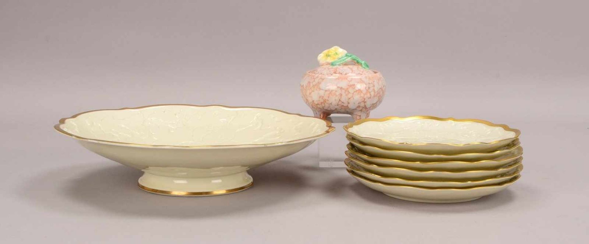Rosenthal/Kunstabteilung Selb, Porzellan-Obstschale mit 6-teiligem Tellersatz, Reliefdekor, mit