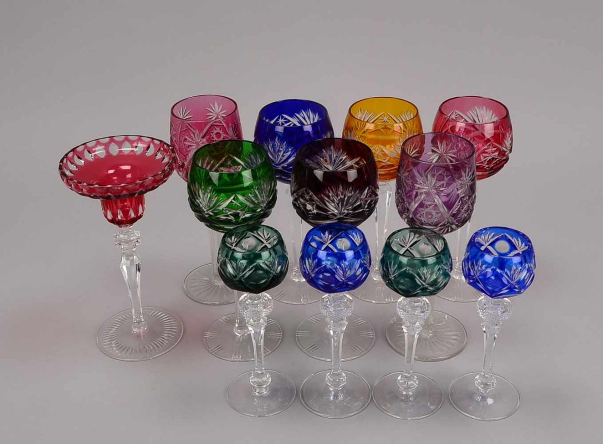 Glasrömer-Konvolut, verschiedenfarbige Gläser, 11 Stück, Höhe 16 cm - Höhe 20 cm; sowie 1 - Bild 2 aus 2