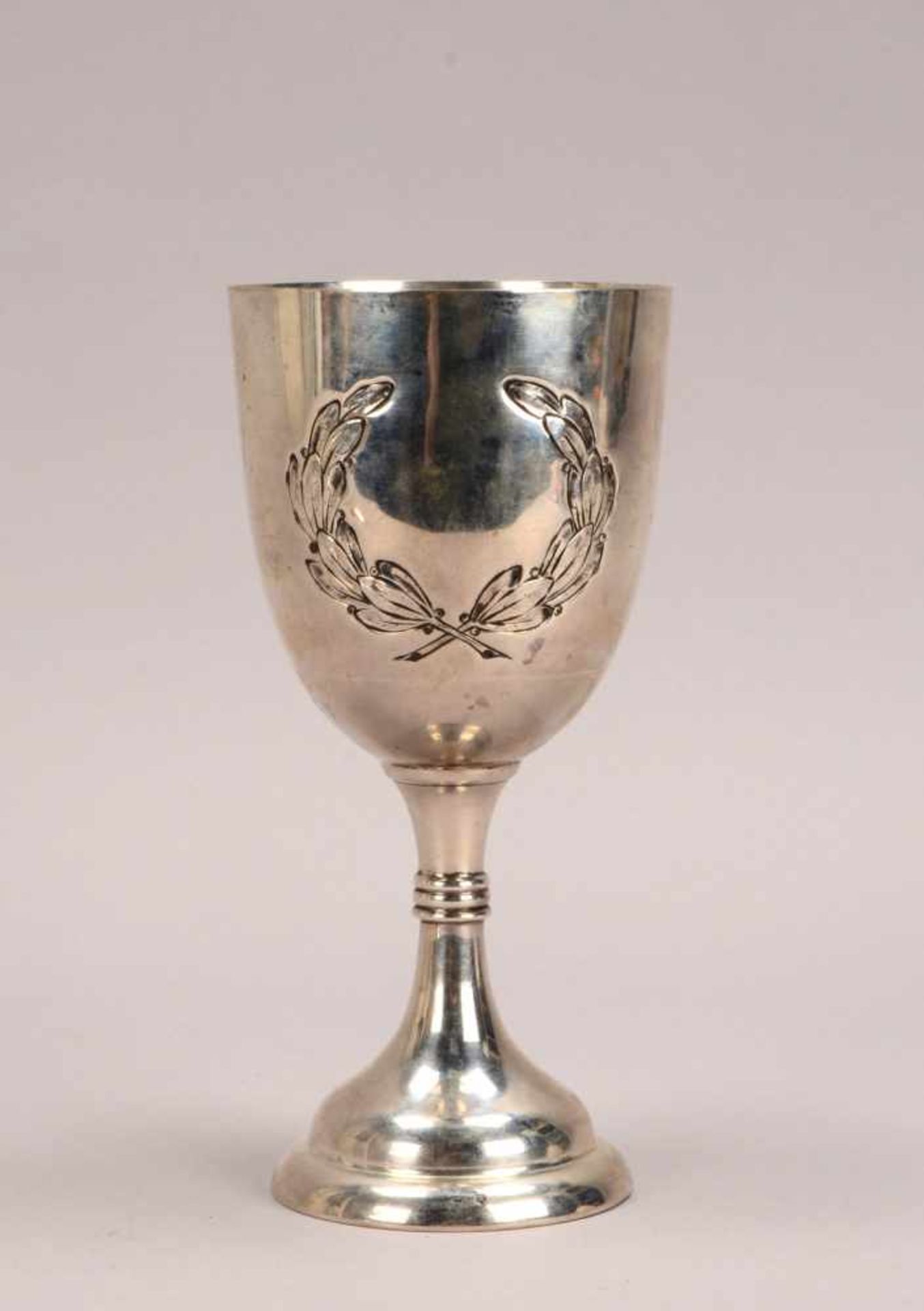 Pokal (Österreich), Silber, schauseitig mit reliefiertem Blattdekor; Höhe 23 cm, Durchmesser Ø 10,