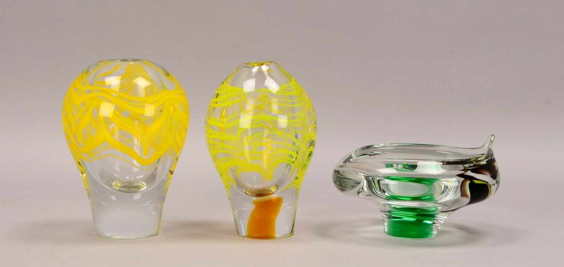 Kleines Glas-Konvolut, dickwandiges Glas mit farbigen Einschmelzungen, 3 Teile: 2x Vasen, Höhe