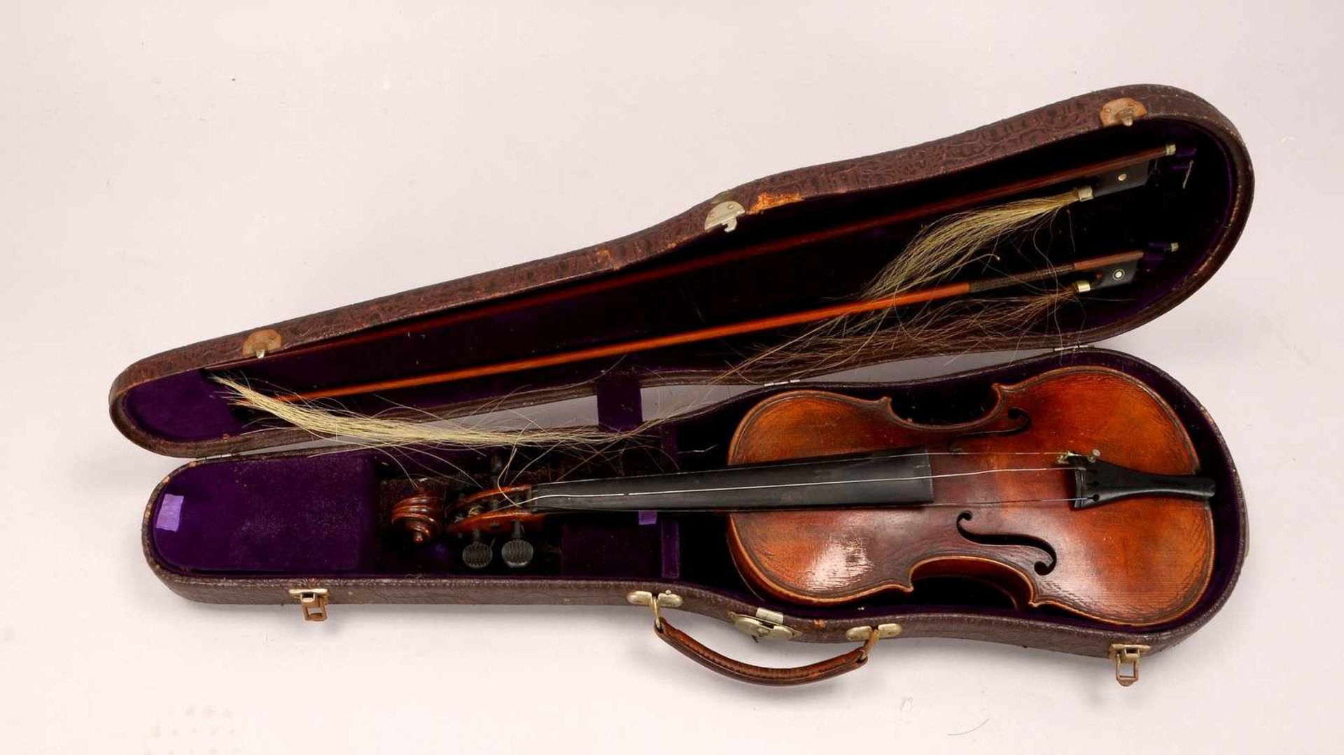 Geige (Restaurationsobjekt), mit 2x Bögen, im original Koffer; Länge 60 cm (Bogenbespannung