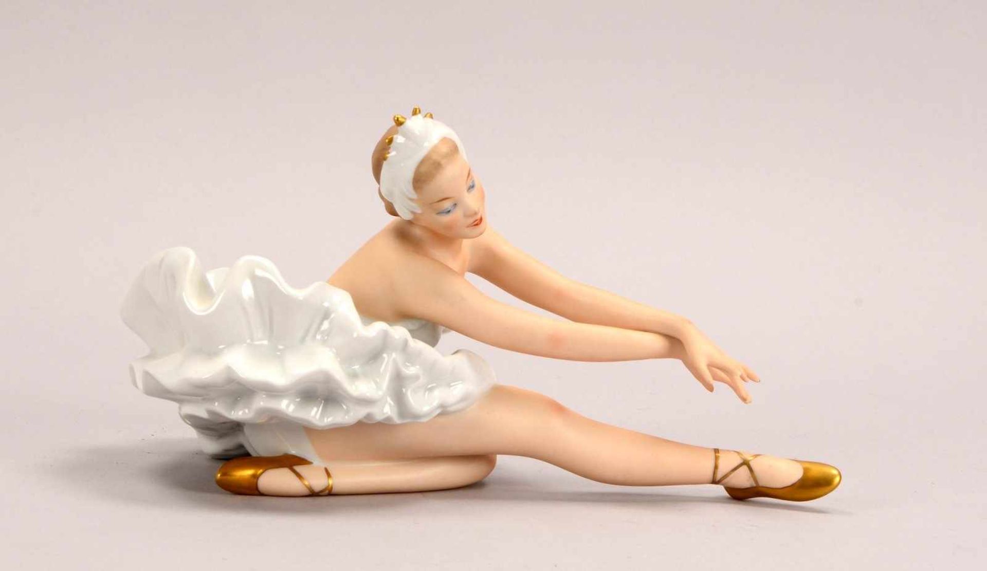 Wallendorf, Porzellanfigur, 'Ballerina in Tanzpose'; Höhe 14 cm, Länge 25 cm (einzelner Finger der
