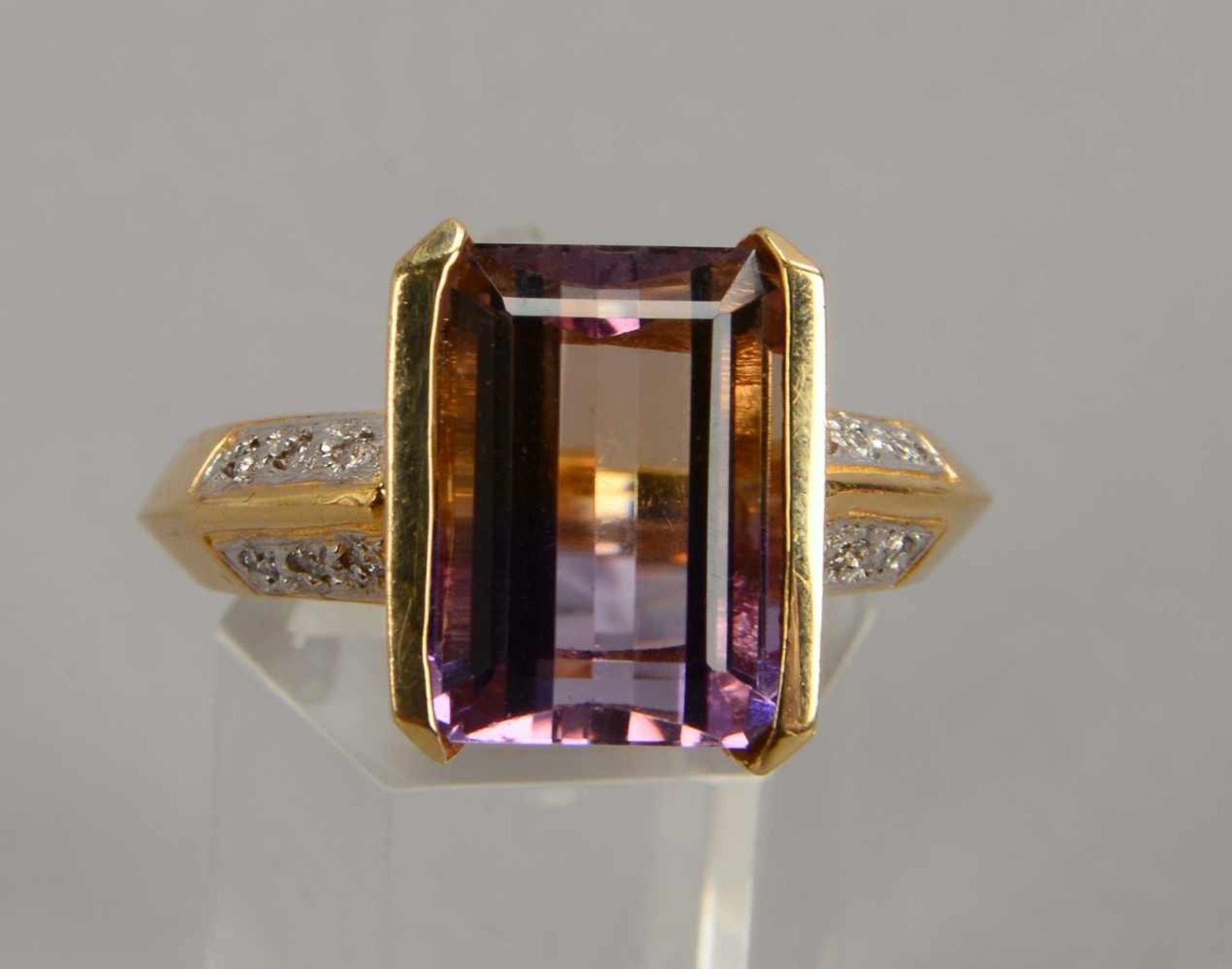 Ring, 585 GG, besetzt mit einzelnem Amethyst/Maße 14 x 9,8 mm, und 12x Begleitdiamanten/zusammen ca. - Bild 2 aus 2