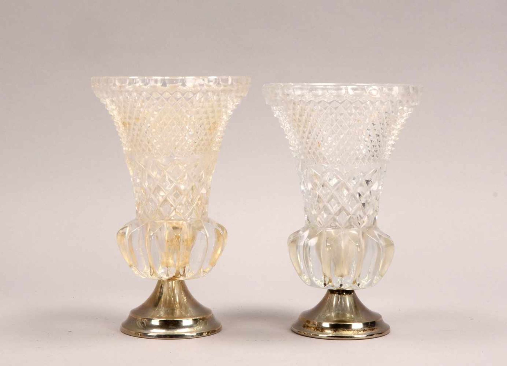Paar Glasvasen (alt, um 1920), altes Pressglas, auf Metallstand/versilbert; Höhe jeweils 20 cm""""