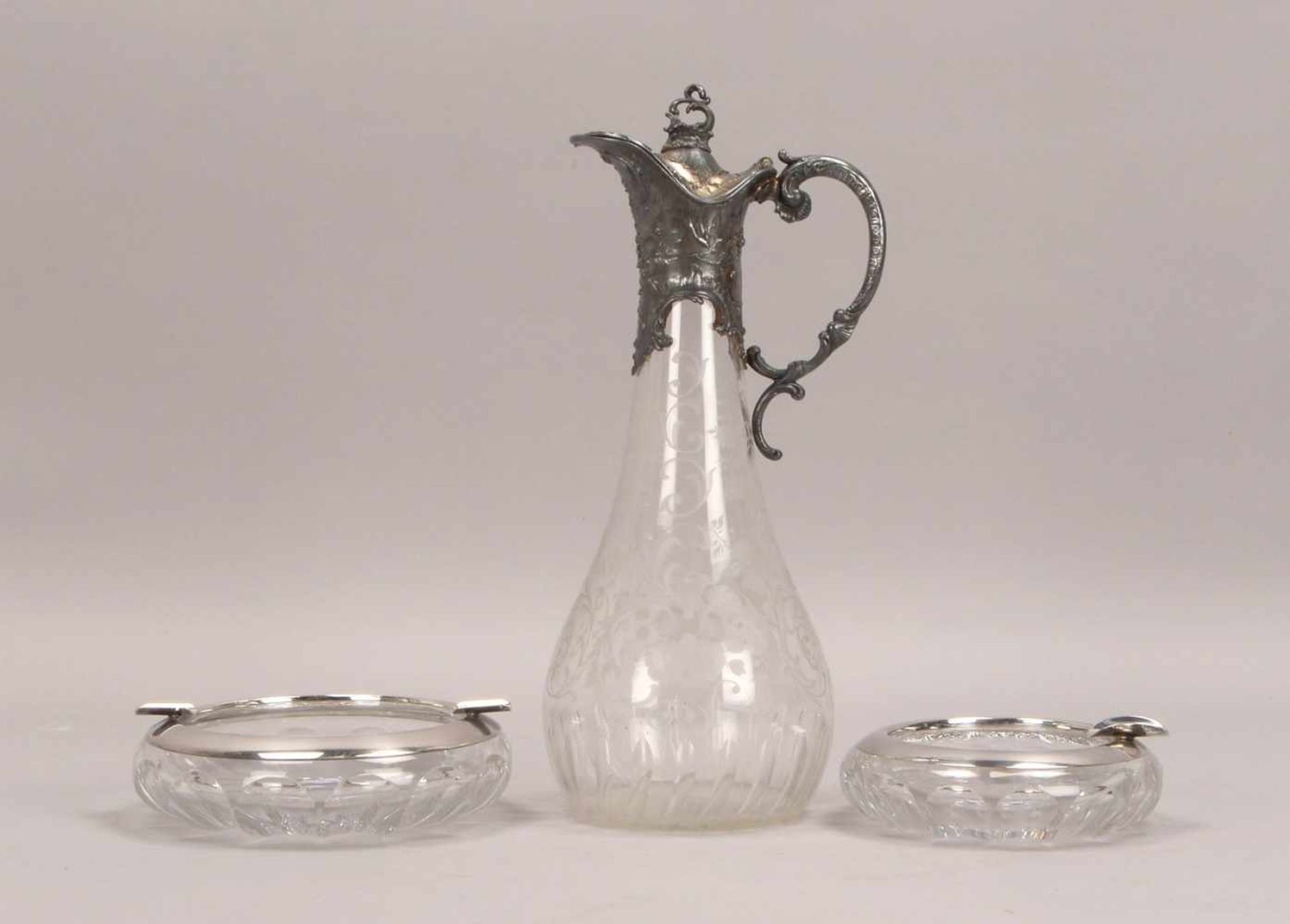 Kleines Glas-Konvolut, jeweils mit Montierung, 3 Teile: 2x Aschenbecher, jeweils mit 925 Silber-